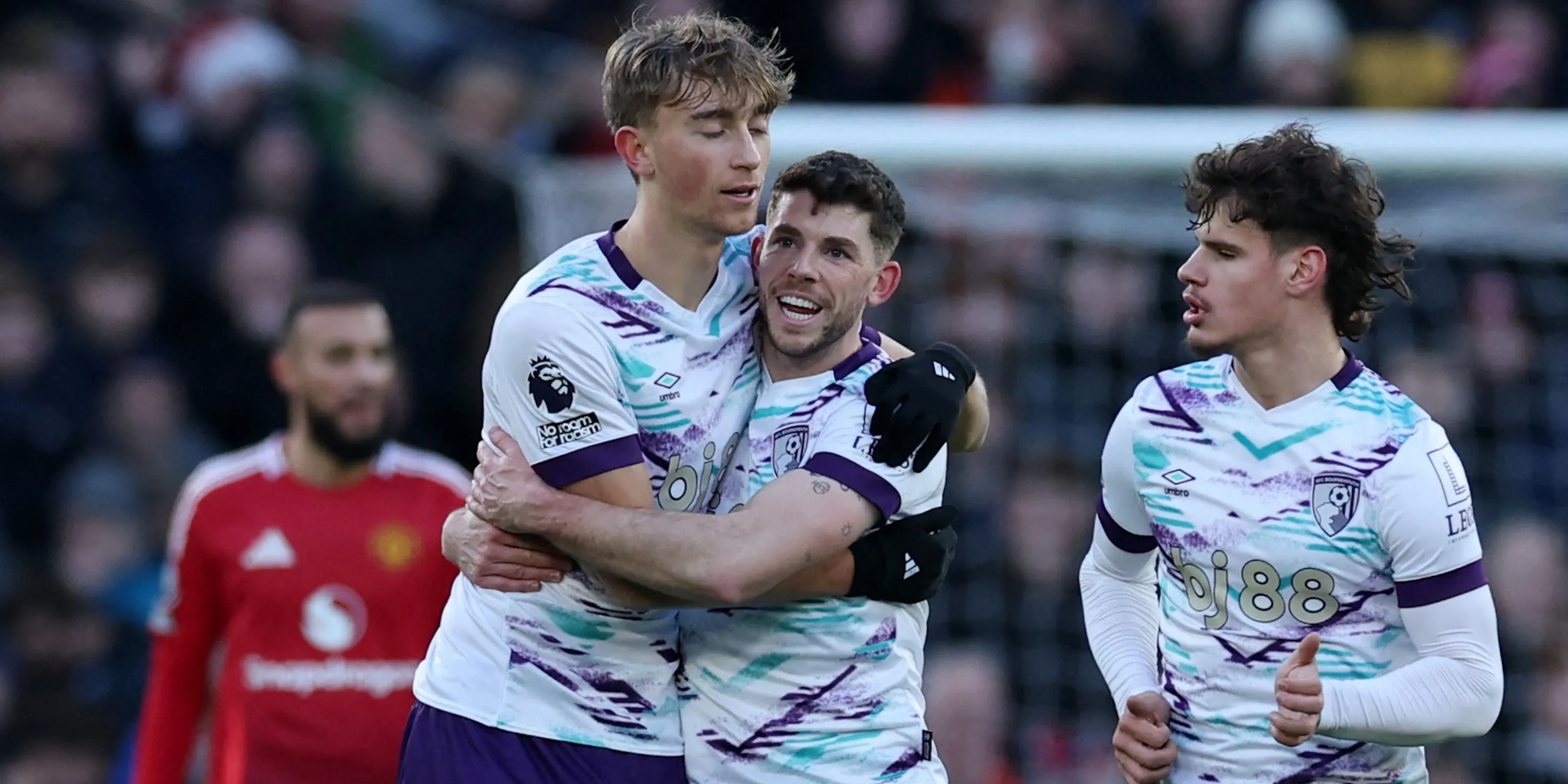Trung vệ Dean Huijsen của Bournemouth ăn mừng bàn thắng cùng đồng đội Milos Kerkez
