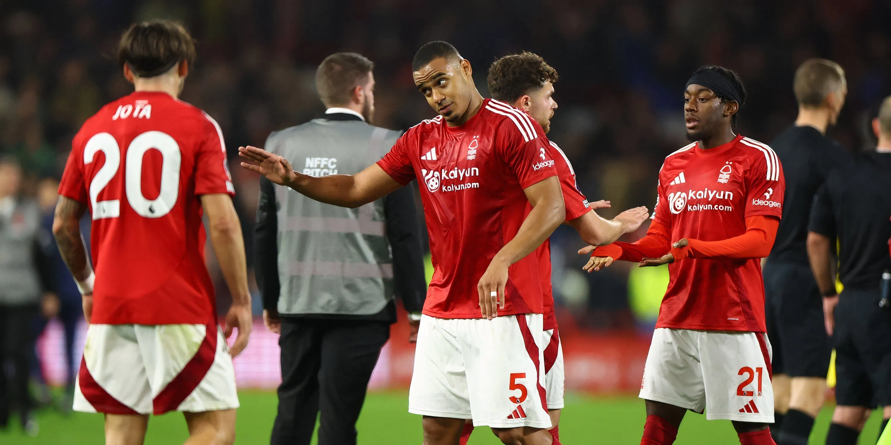 Trung vệ Murillo của Nottingham Forest trong một pha tranh chấp bóng