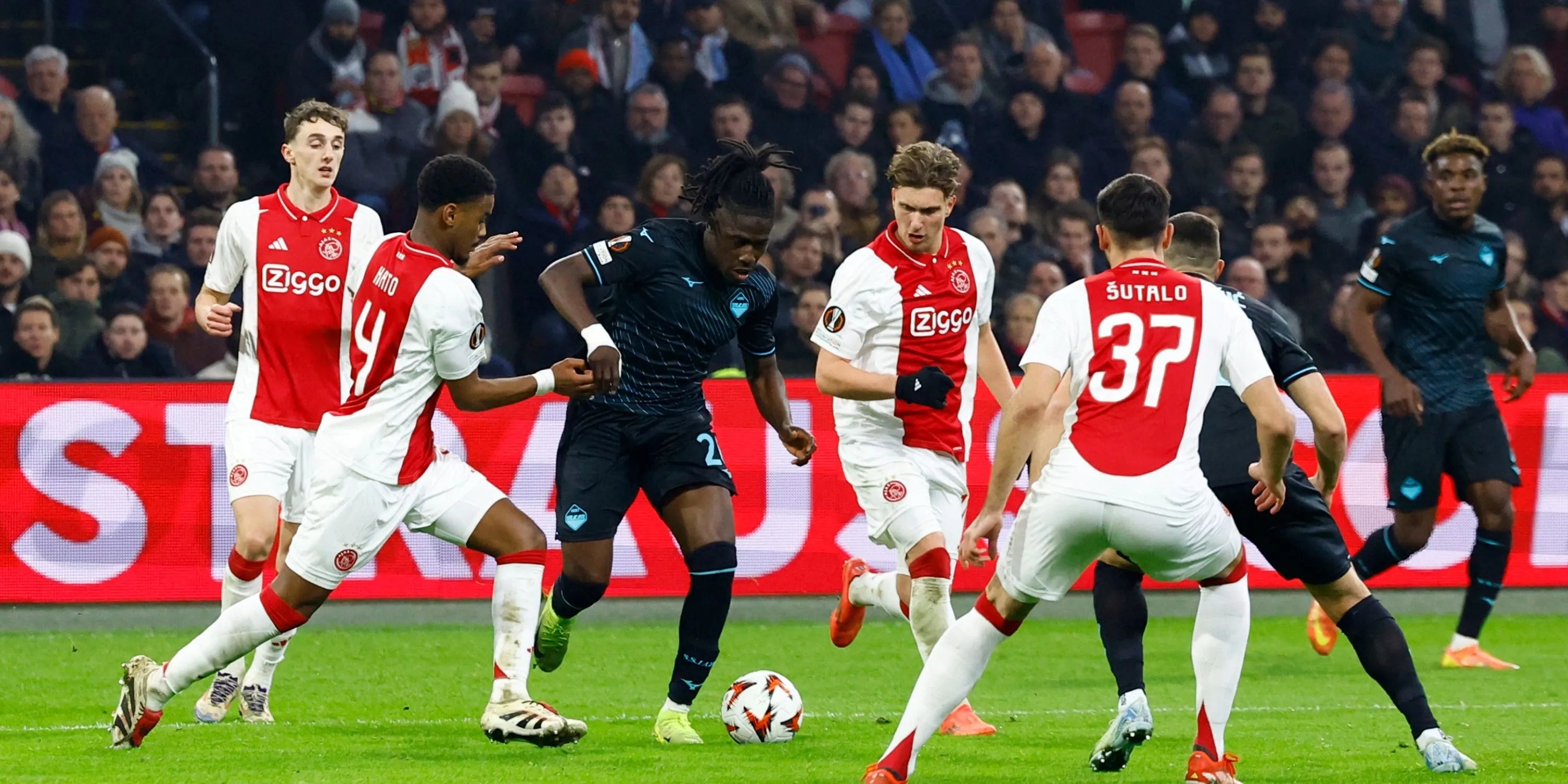 Trung vệ trẻ Jorrel Hato của Ajax, một mục tiêu khác được Chelsea quan tâm
