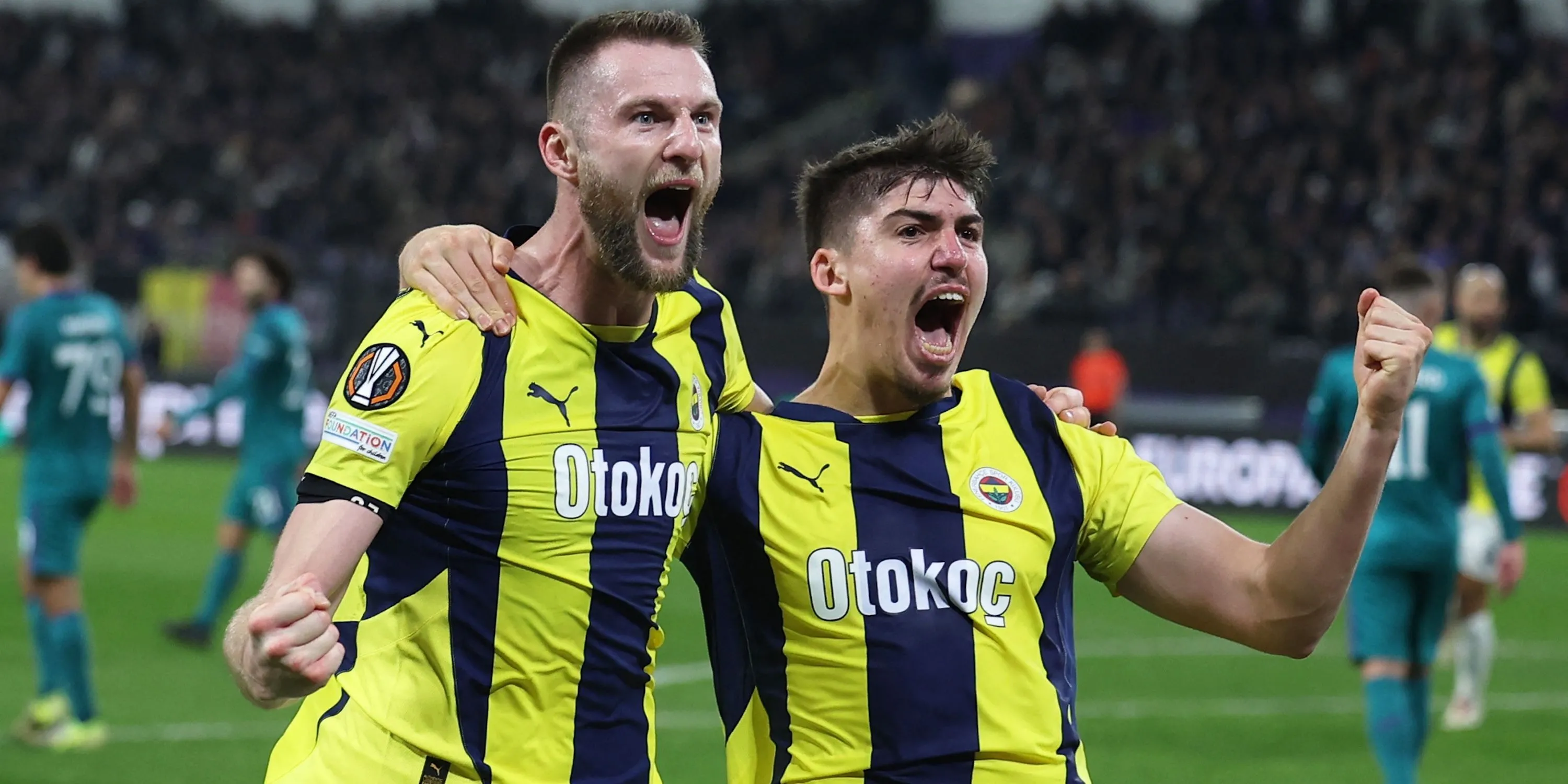 Trung vệ trẻ Yusuf Akcicek ăn mừng bàn thắng cho Fenerbahce
