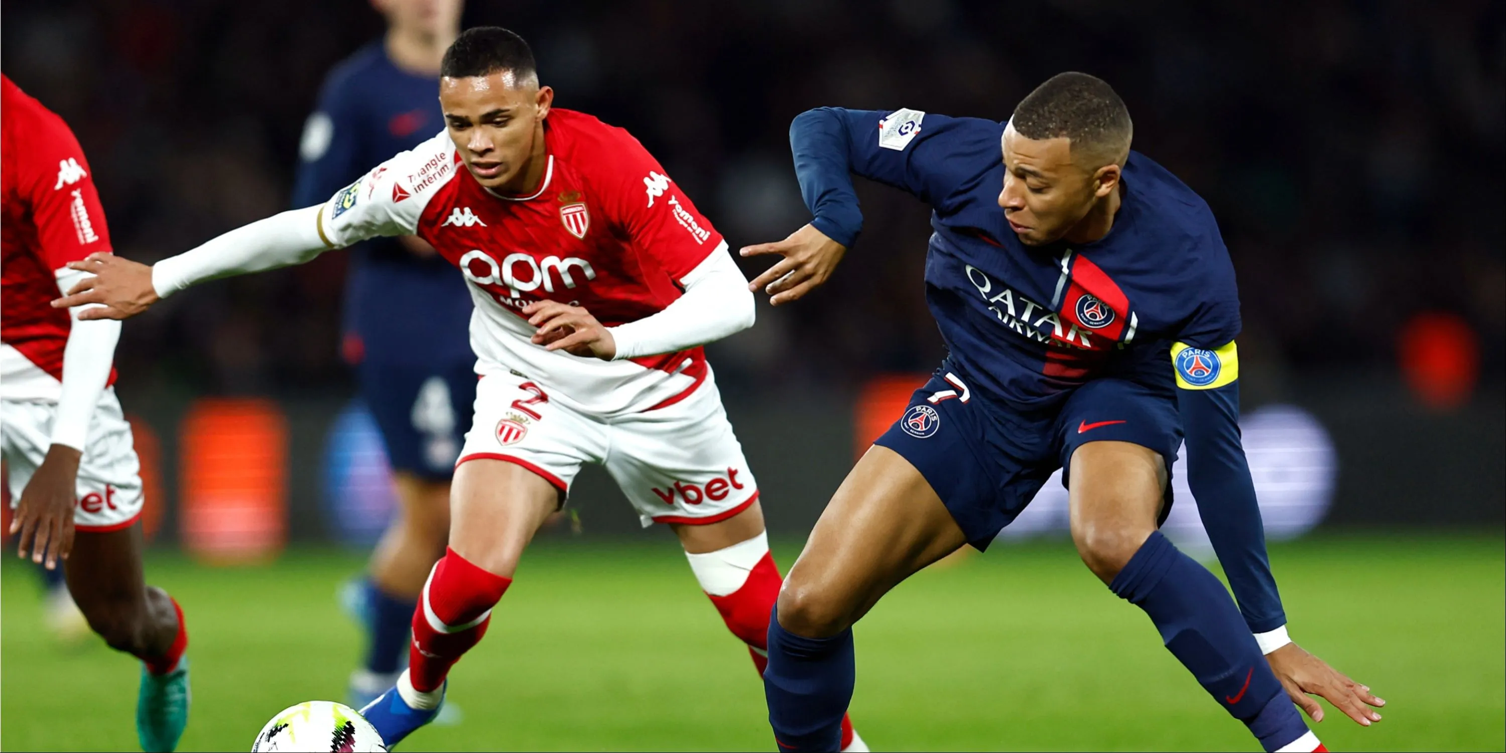 Vanderson (Monaco) đối đầu Kylian Mbappe trên sân cỏ Ligue 1