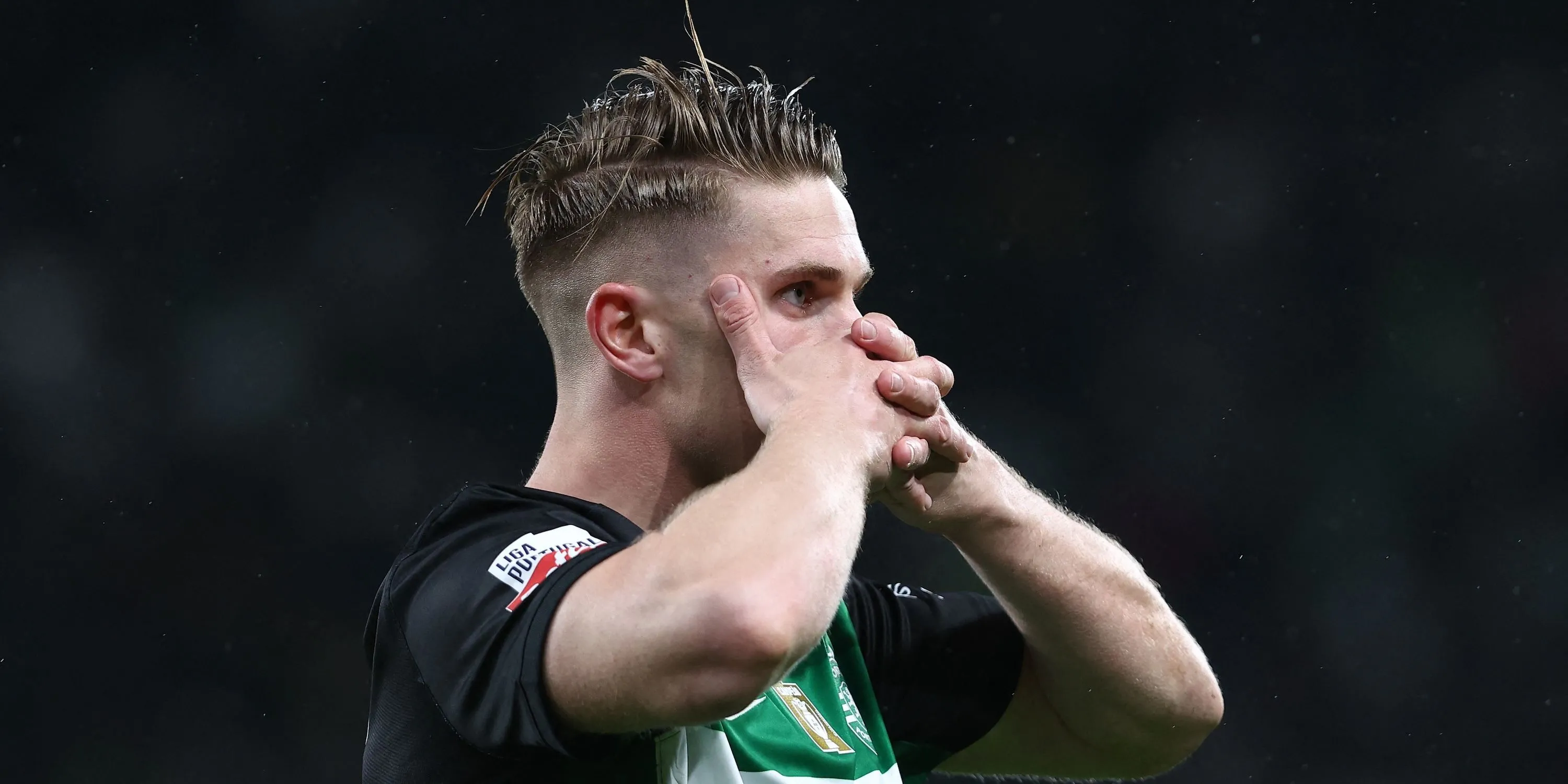 Viktor Gyokeres ăn mừng bàn thắng thứ ba để hoàn thành hat-trick cho Sporting CP