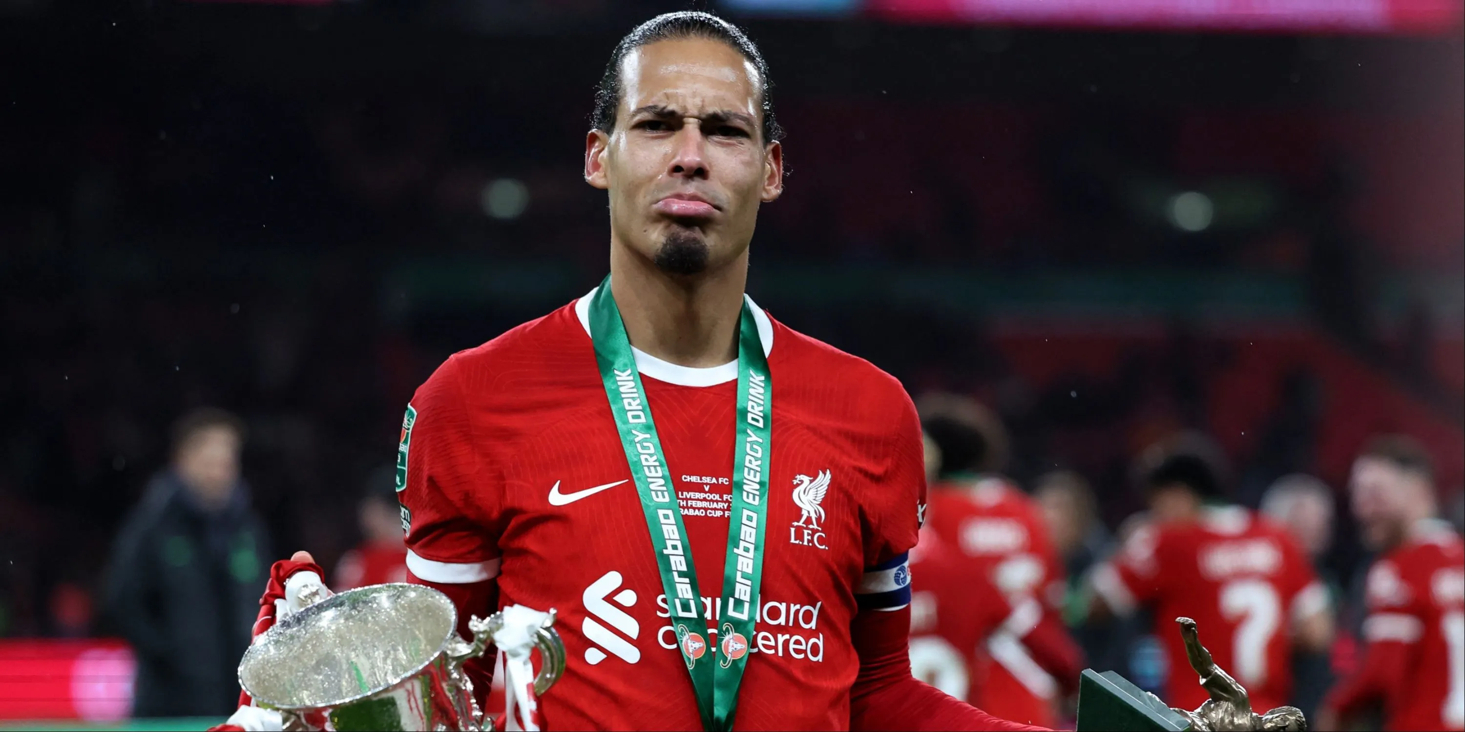 Virgil van Dijk nâng cao chiếc cúp Carabao Cup cùng Liverpool
