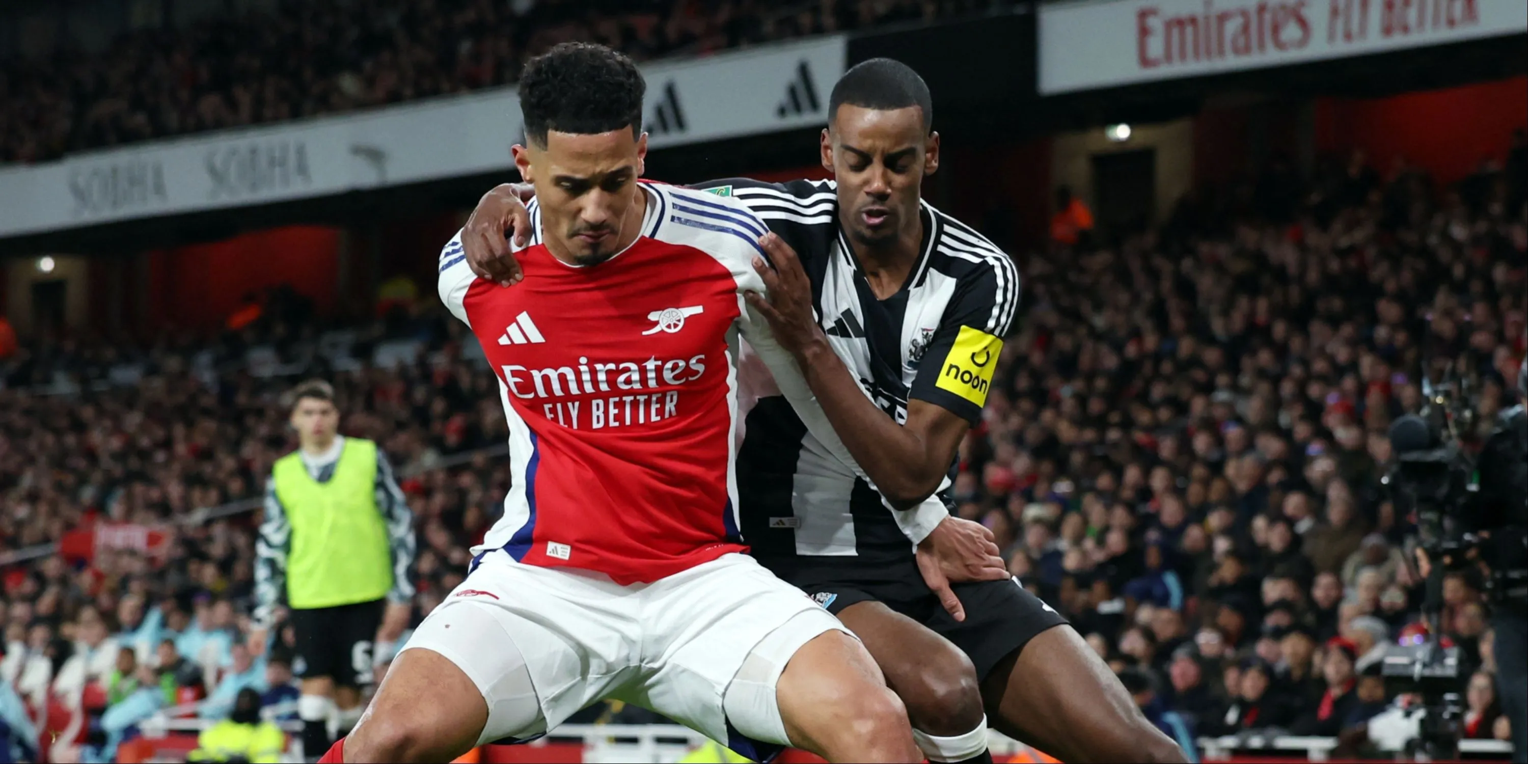 William Saliba truy cản Alexander Isak trong trận đấu giữa Arsenal và Newcastle