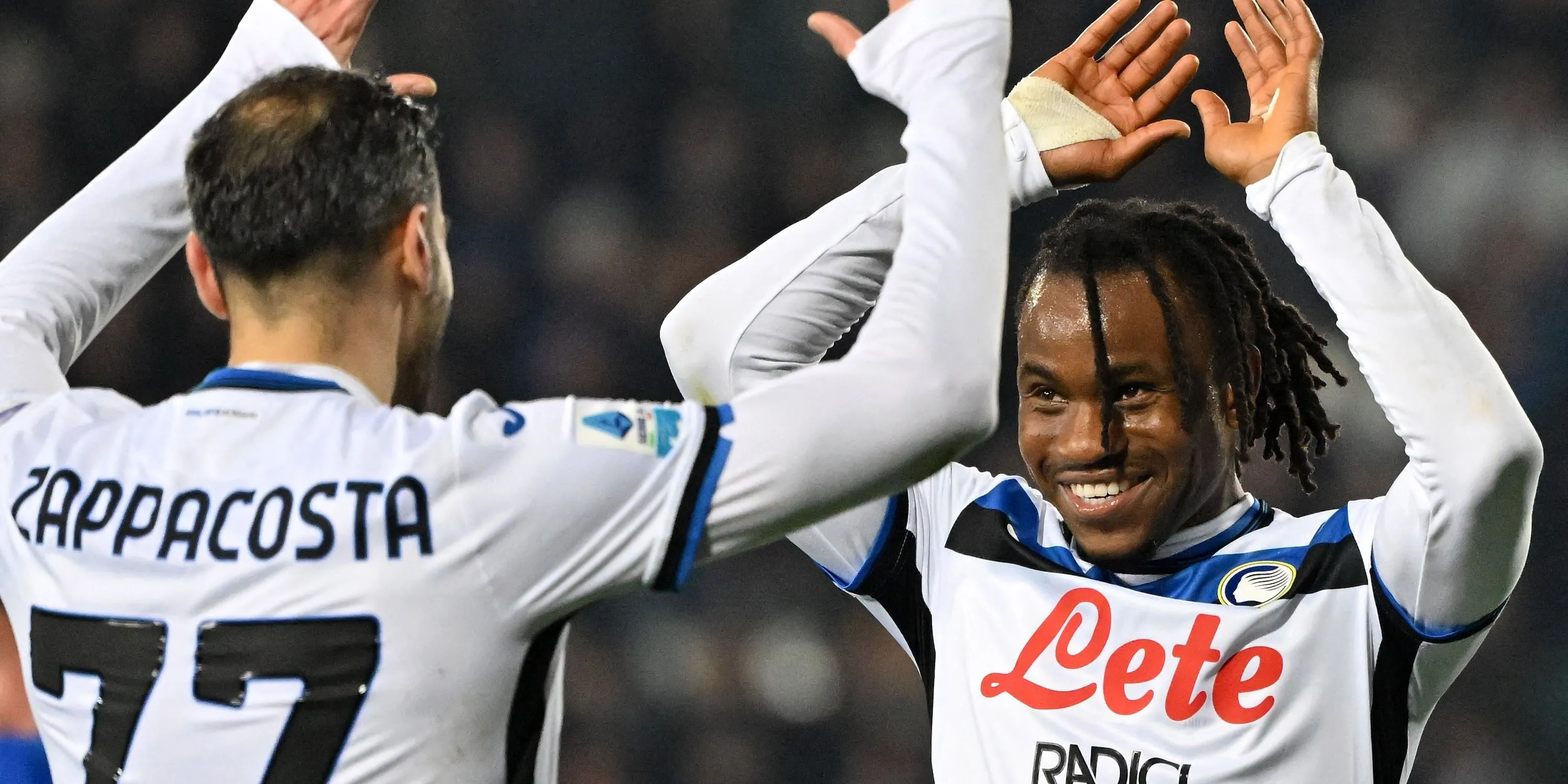 Ademola Lookman ăn mừng bàn thắng cùng đồng đội tại Atalanta
