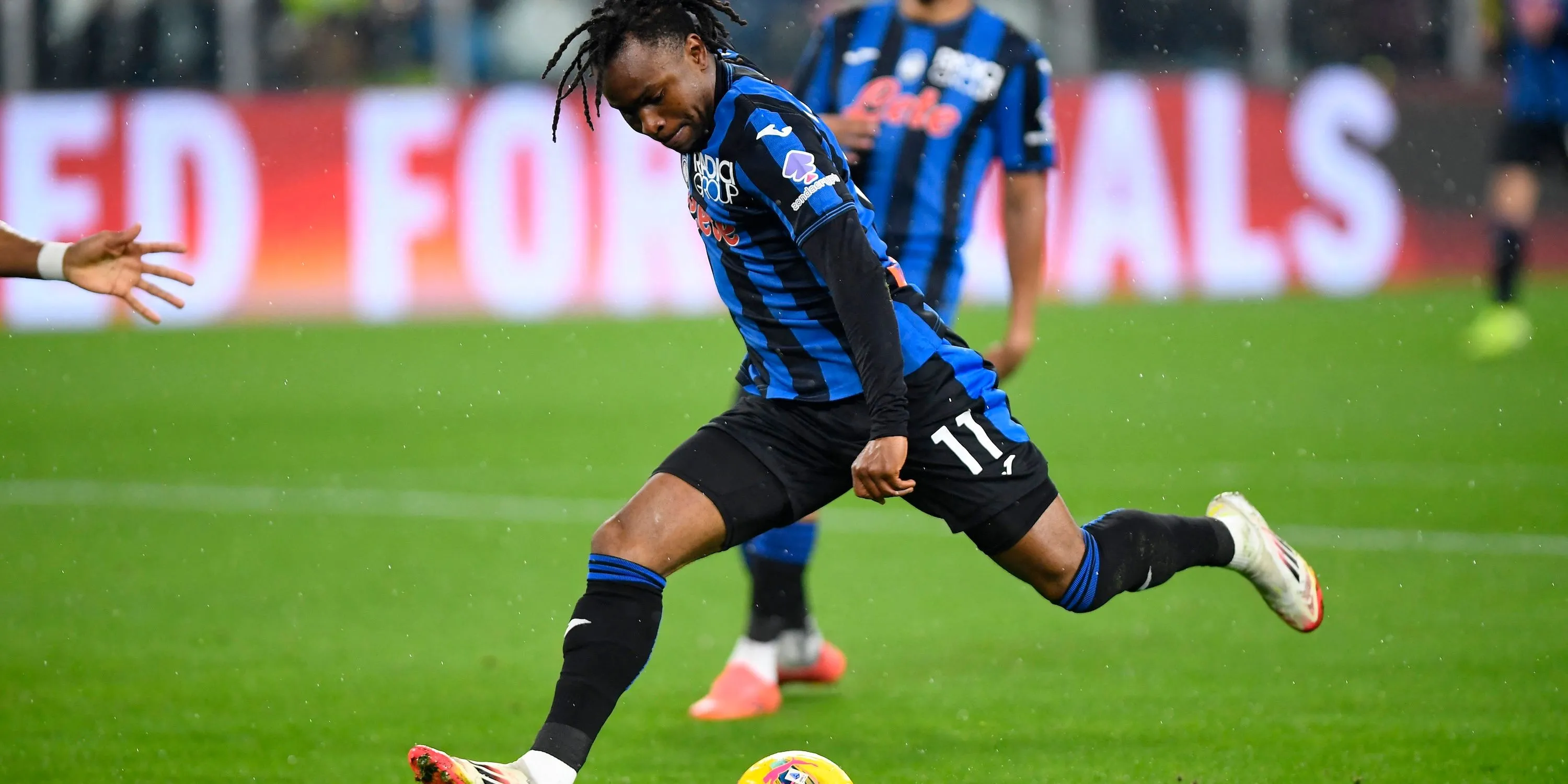 Ademola Lookman trong màu áo Atalanta đang thi đấu