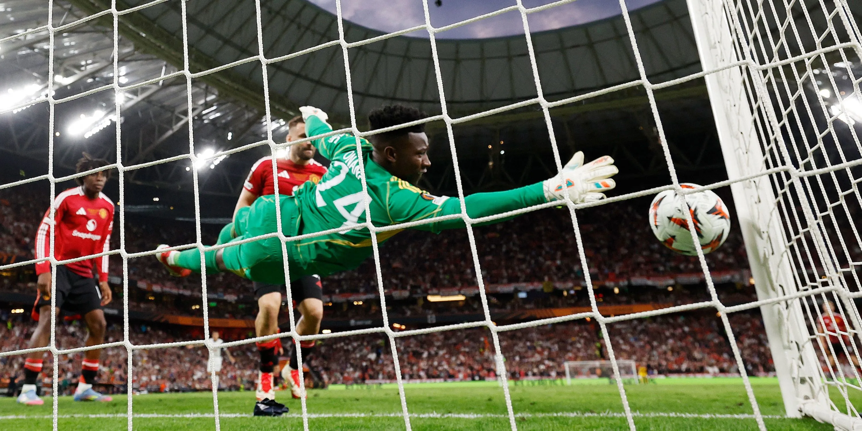 Andre Onana thủ môn của MU thi đấu trên sân cỏ