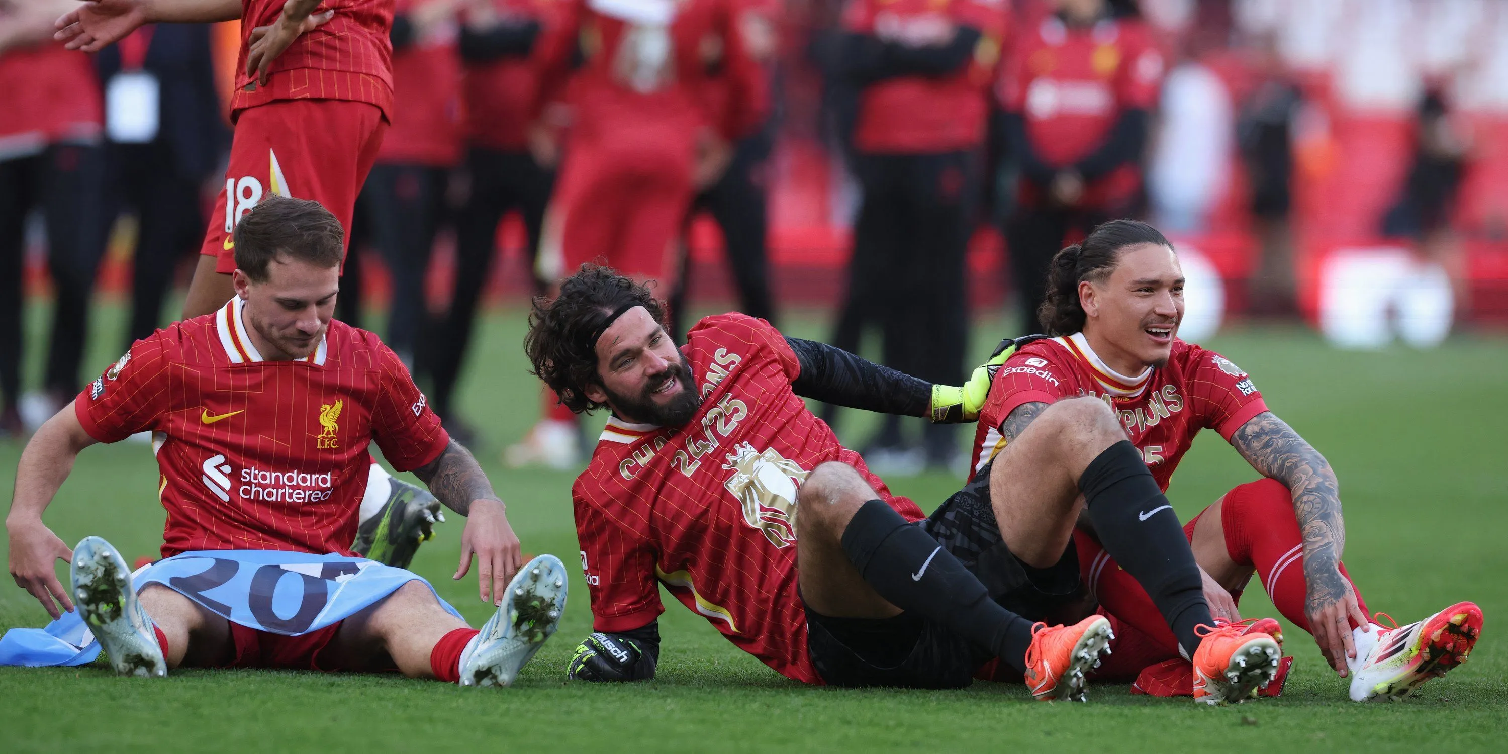 Các cầu thủ Liverpool, bao gồm Alisson Becker, sau một trận đấu