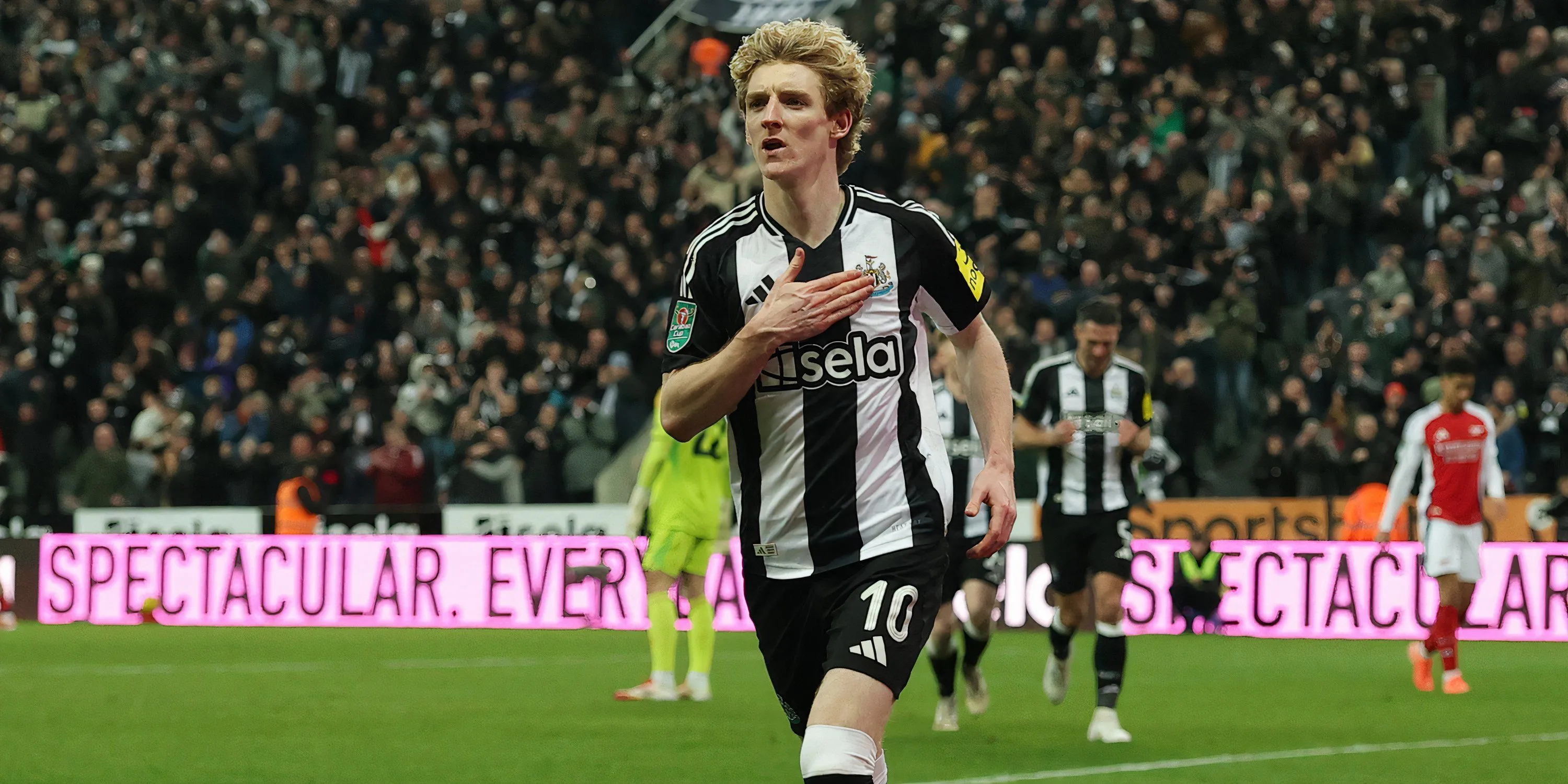 Cầu thủ chạy cánh Anthony Gordon trong màu áo Newcastle United dưới sự chỉ đạo của HLV Eddie Howe.