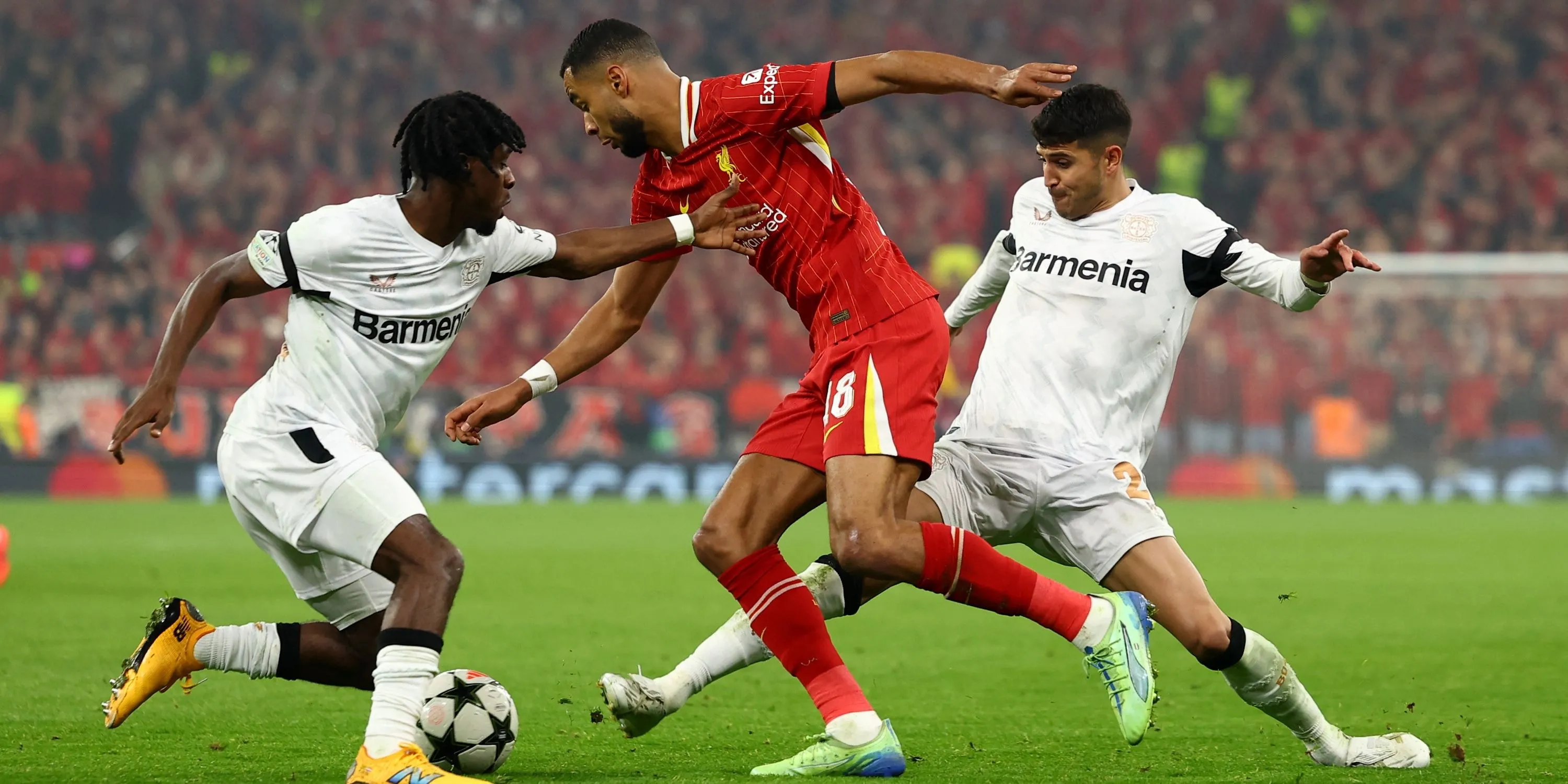 Cody Gakpo đối đầu với cầu thủ Bayer Leverkusen