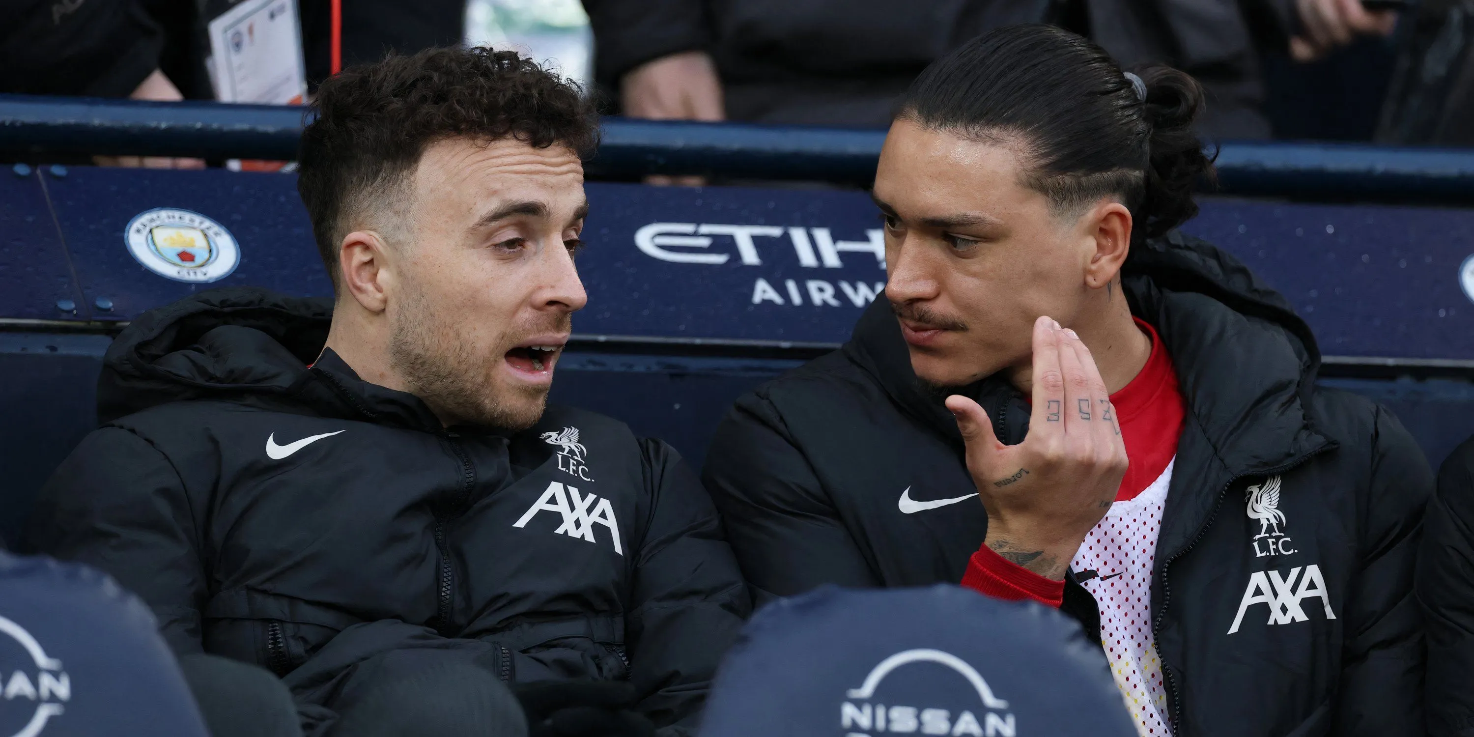 Darwin Nunez và Diogo Jota trò chuyện trên băng ghế dự bị của Liverpool