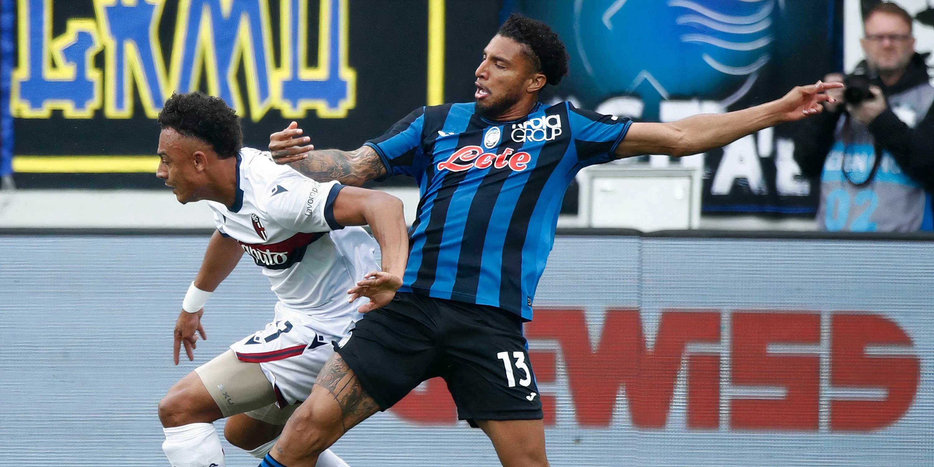 Ederson của Atalanta trong một pha tranh chấp trên sân.