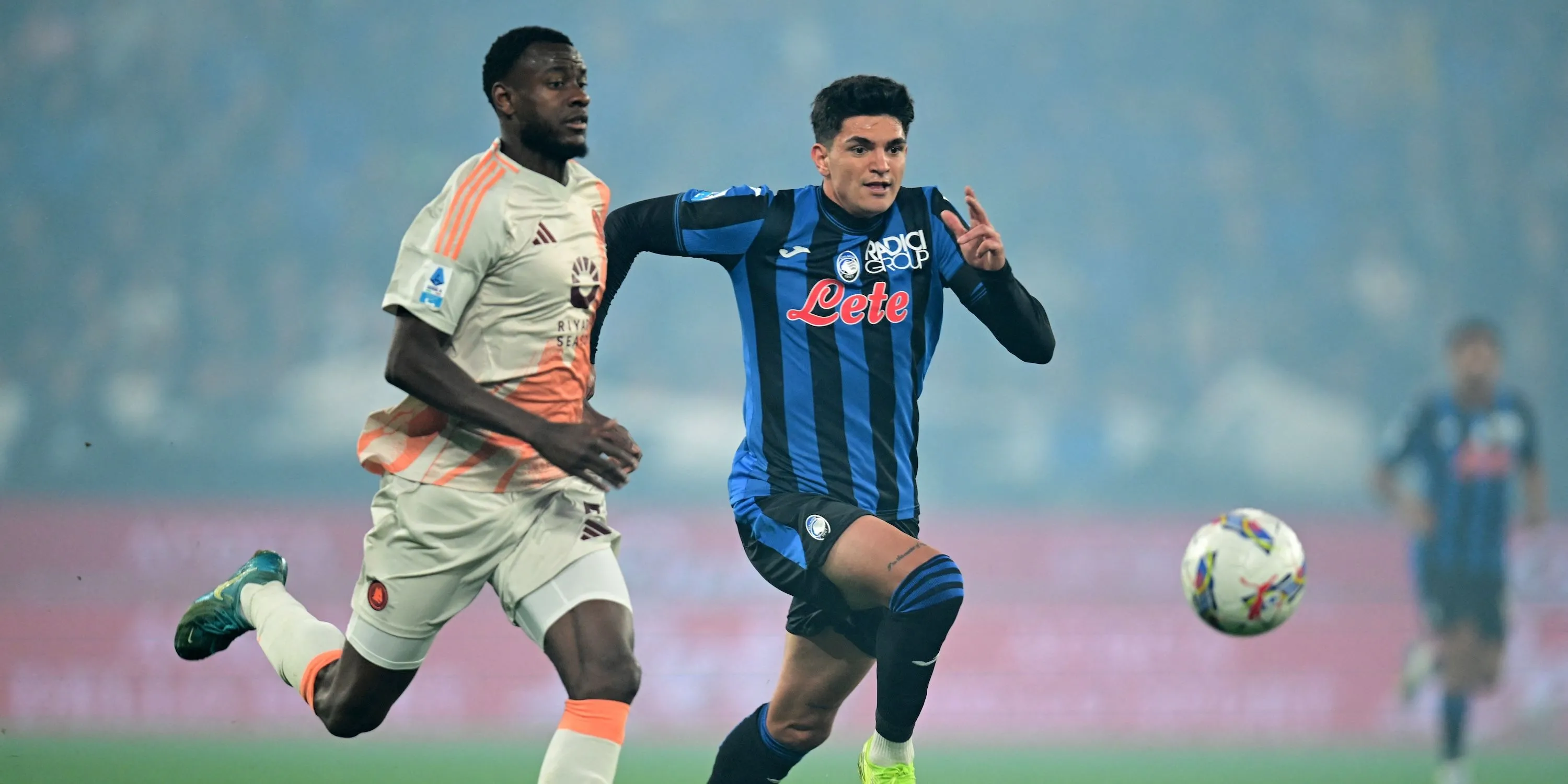 Hậu vệ Evan Ndicka của AS Roma trong một pha tranh chấp bóng tại Serie A