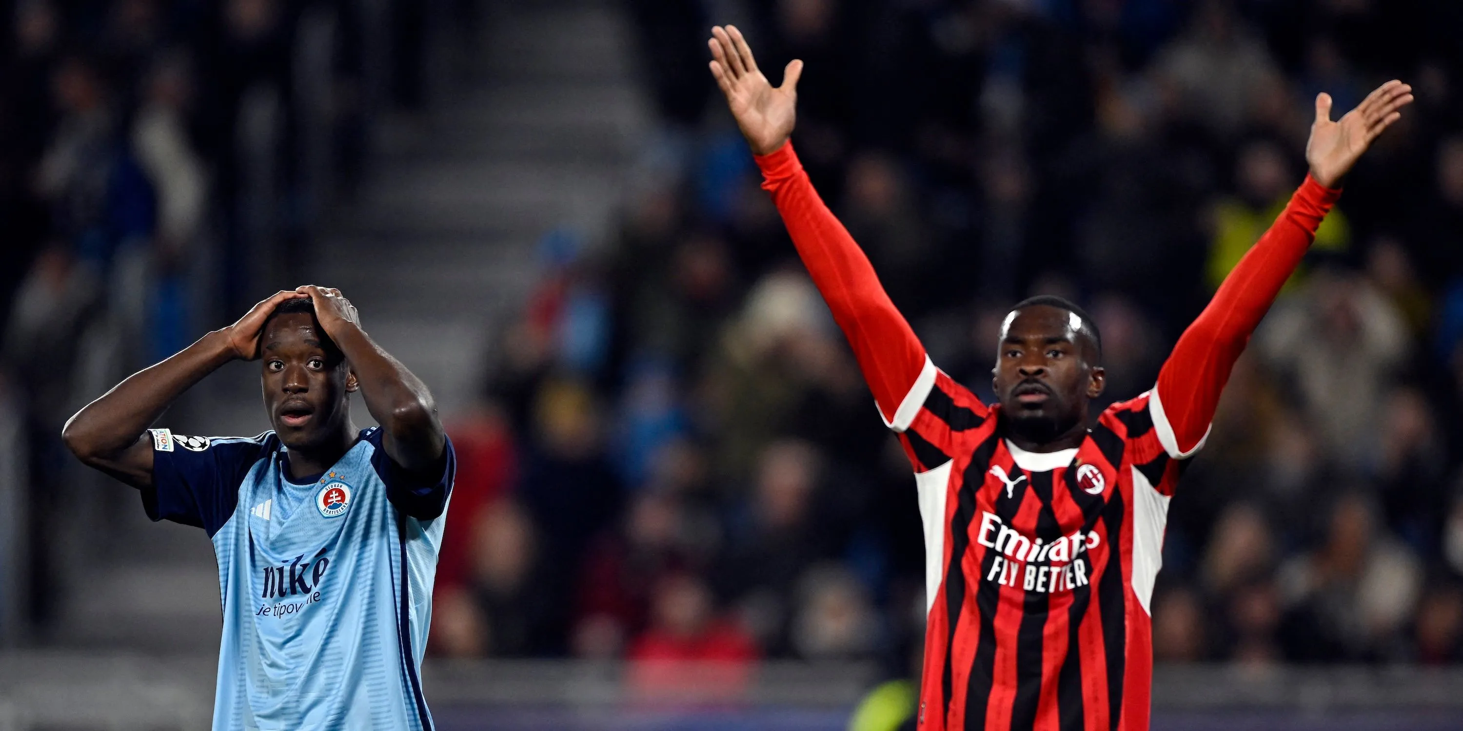 Hậu vệ Fikayo Tomori của AC Milan và Idjessi Metoko của Slovan Bratislava