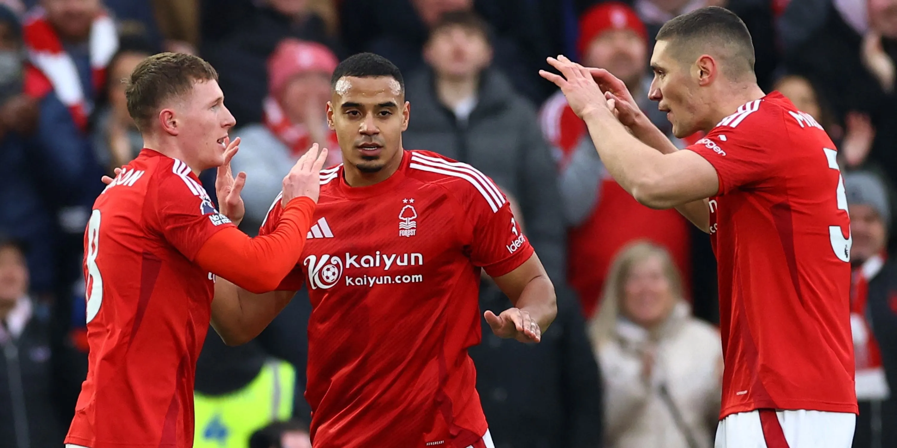 Hậu vệ Murillo (giữa) cùng đồng đội Nottingham Forest ăn mừng bàn thắng tại Ngoại hạng Anh
