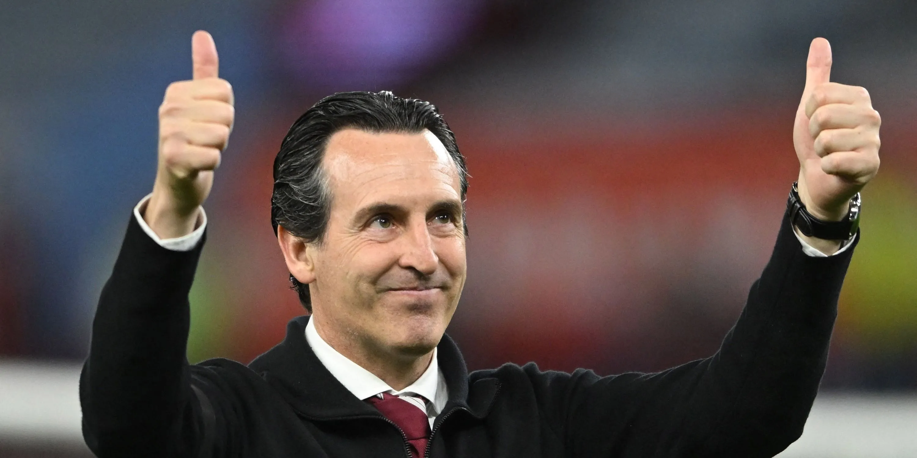 HLV Unai Emery của Aston Villa vẫy tay chào khán giả sau trận đấu