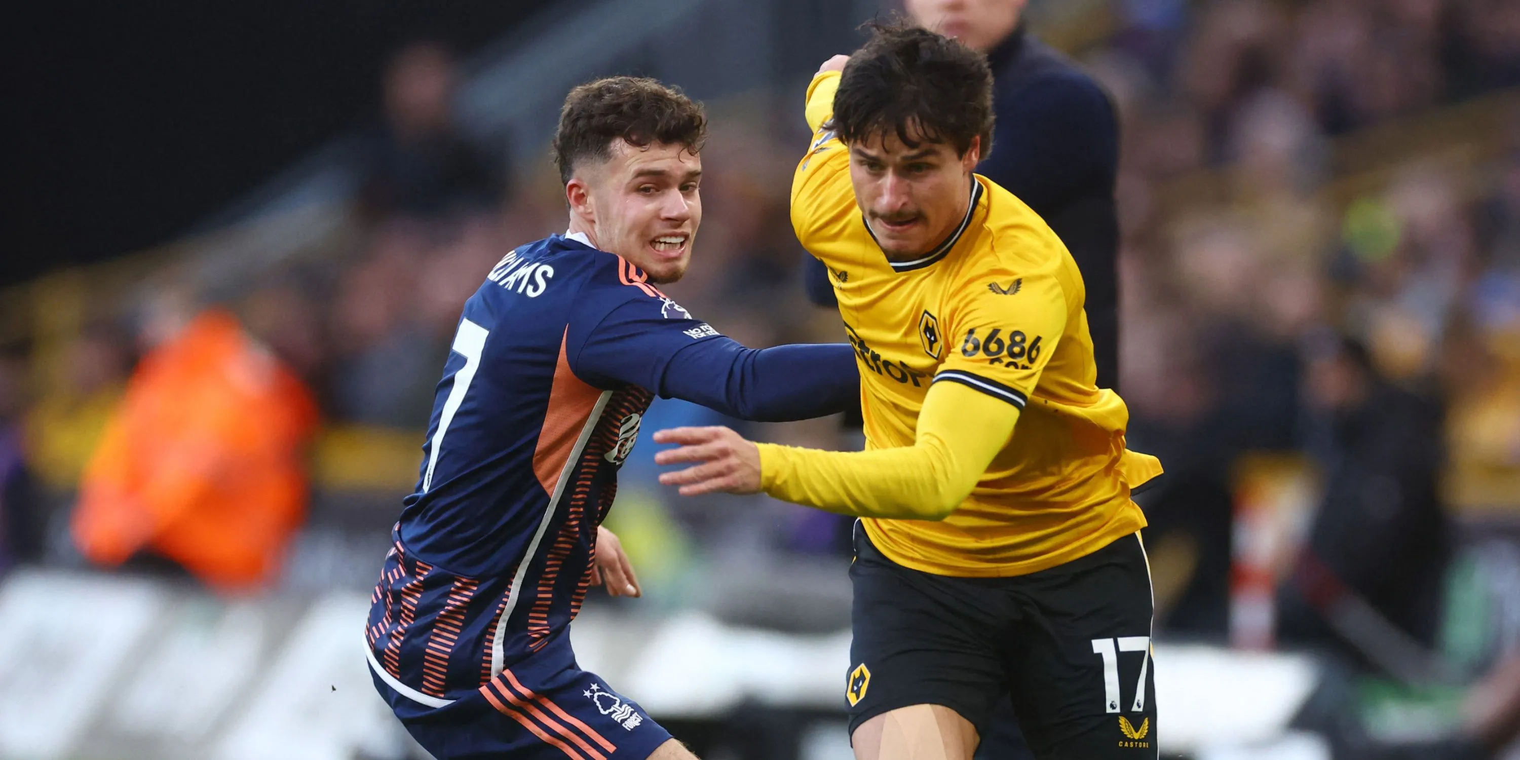 Hugo Bueno thi đấu cho Wolves tại Premier League