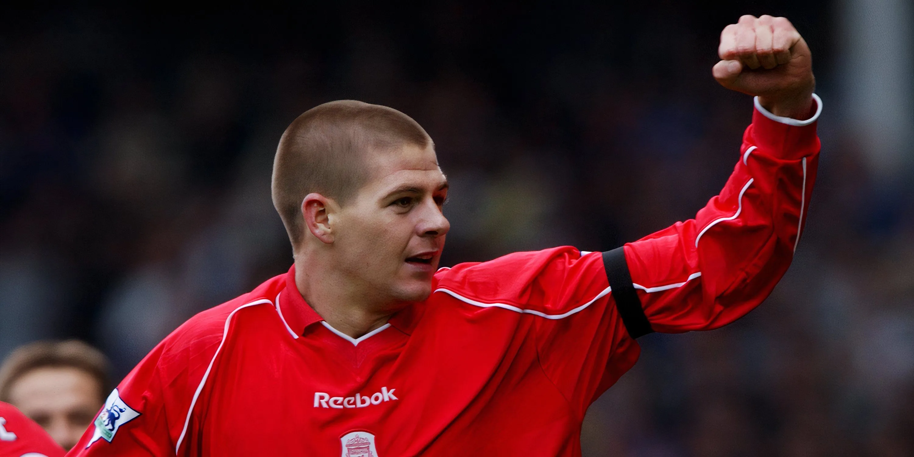 Huyền thoại Steven Gerrard trong trận đấu derby Merseyside cho Liverpool