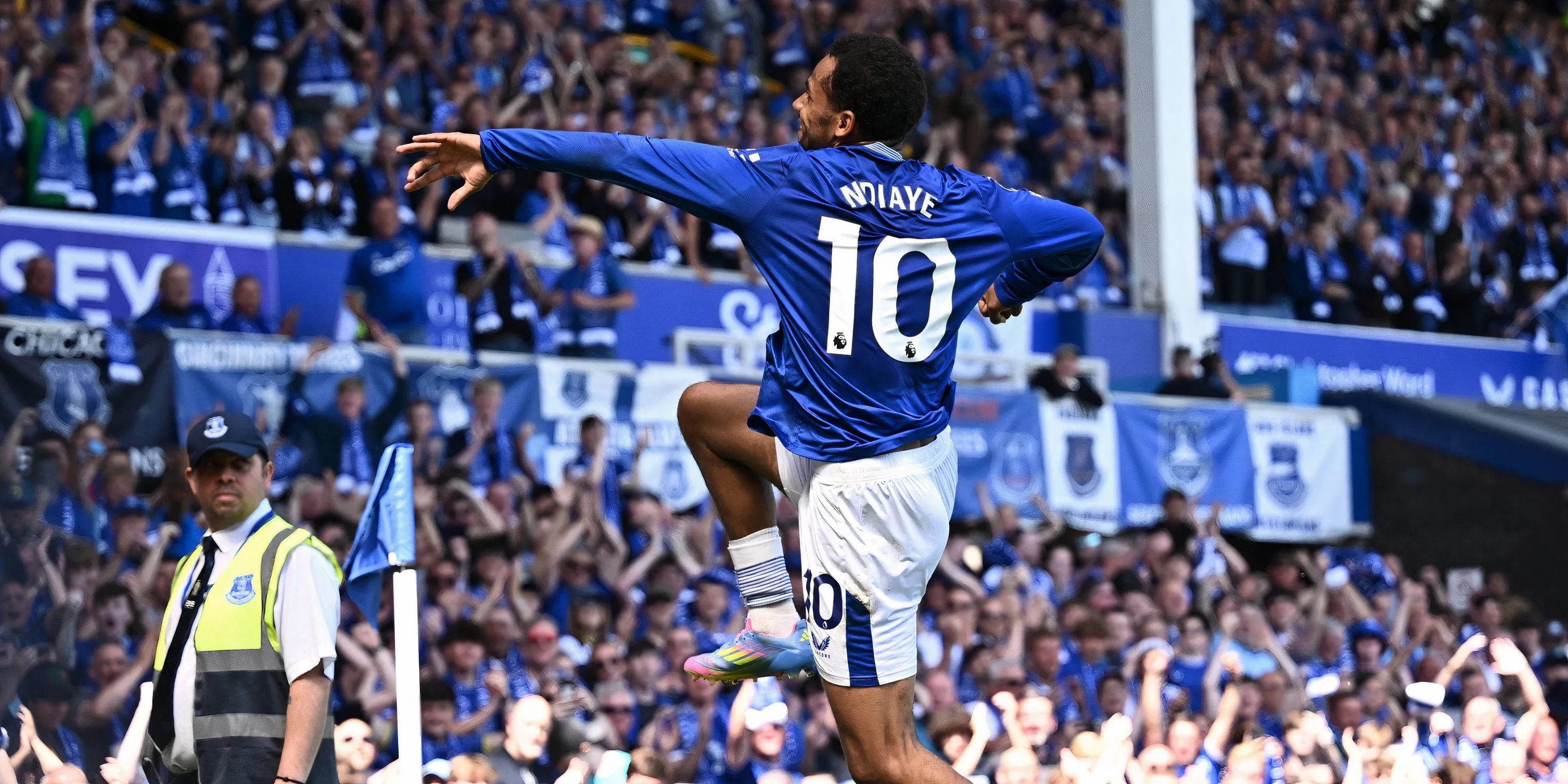 Iliman Ndiaye ăn mừng bàn thắng cho Everton tại Ngoại hạng Anh