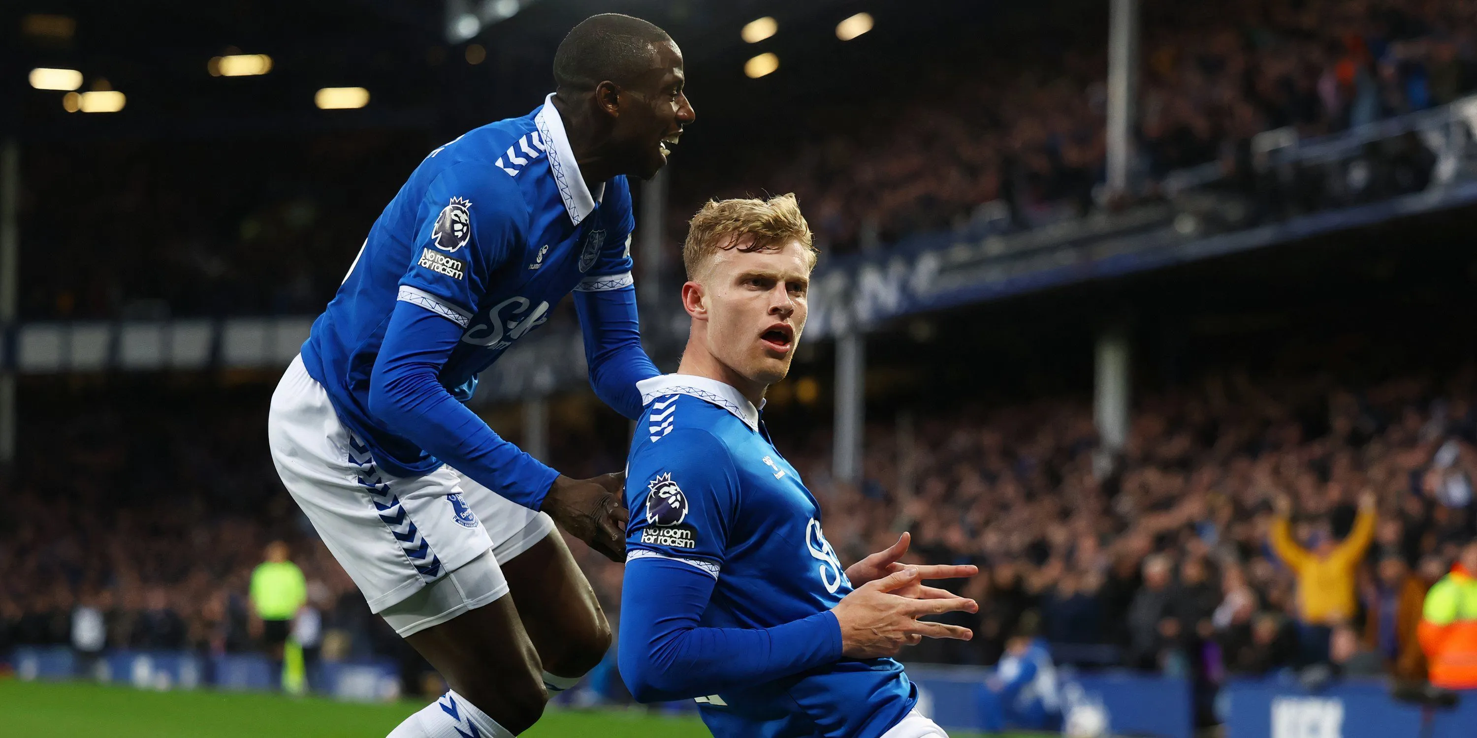 Jarrad Branthwaite (Everton) thi đấu tập trung trong trận derby vùng Merseyside gặp Liverpool
