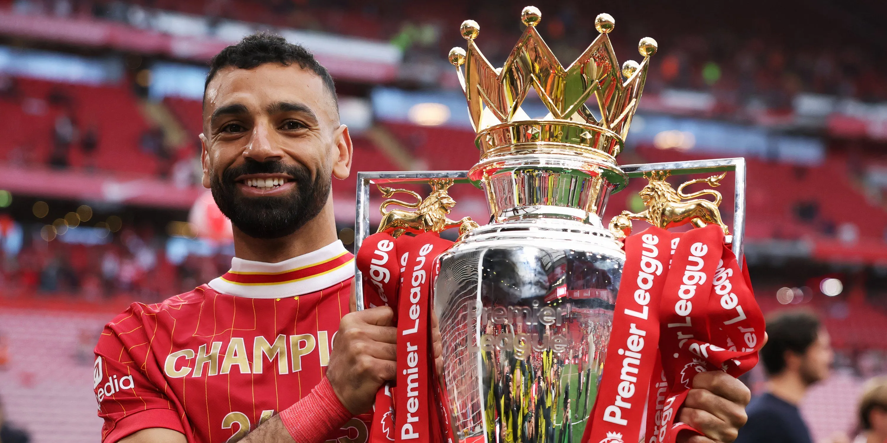 Mohamed Salah nâng cao cúp vô địch Ngoại hạng Anh trong màu áo Liverpool
