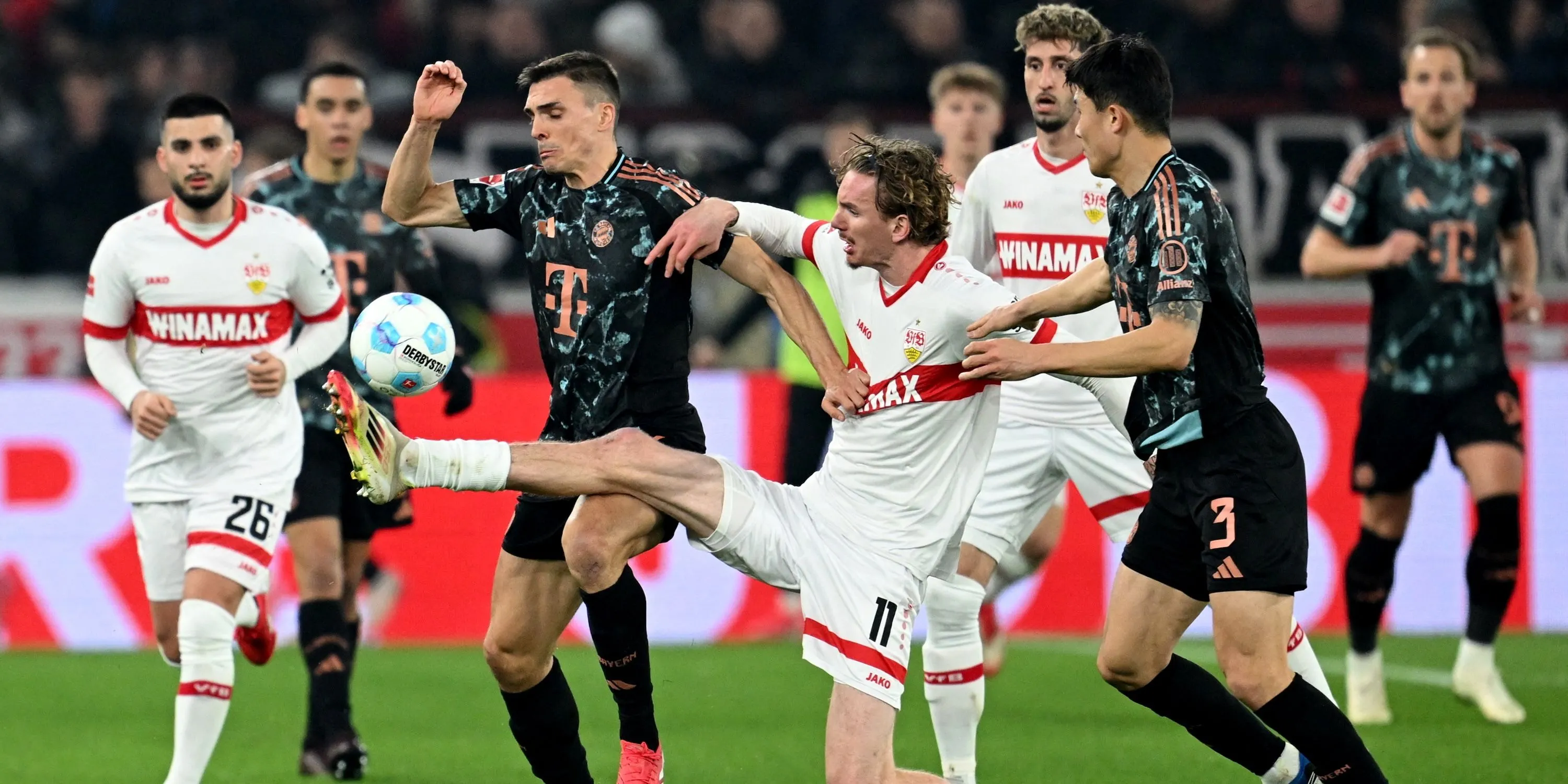 Nick Woltemade thi đấu cho Stuttgart đối đầu với cầu thủ Bayern Munich