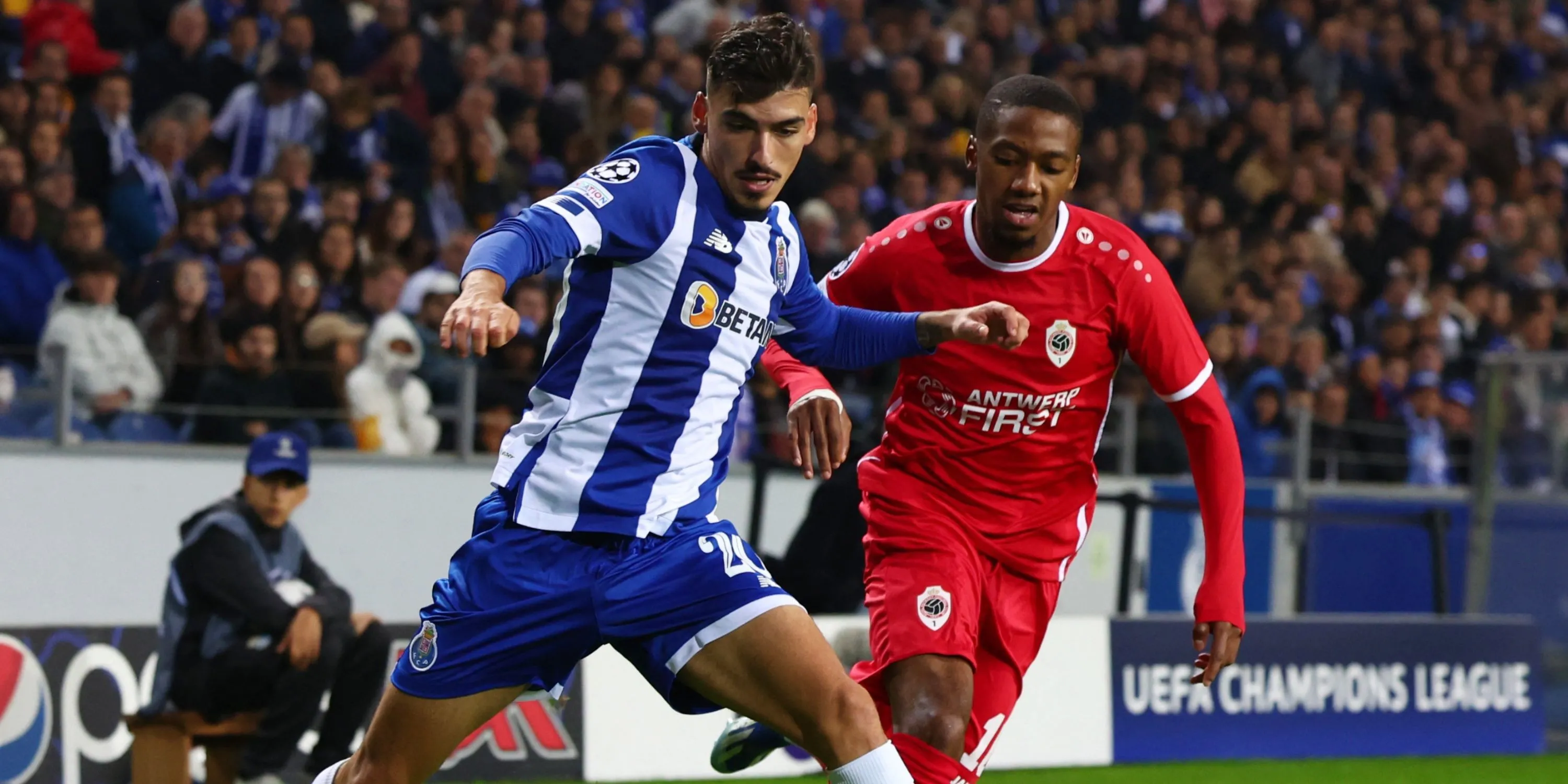 Tiền đạo cánh Michel-Ange Balikwisha của Royal Antwerp, người được cho là mục tiêu của Celtic