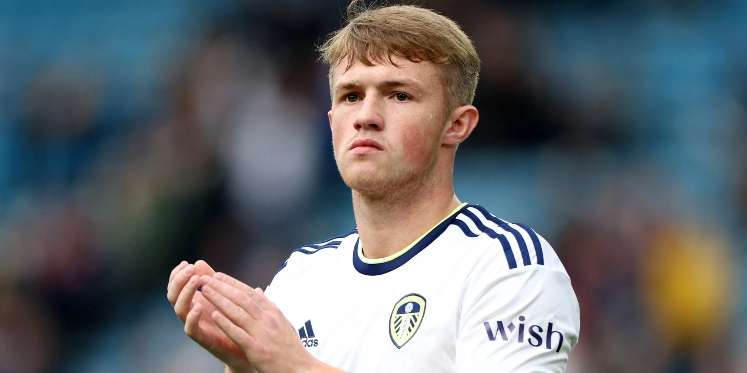 Tiền đạo Joe Gelhardt trong màu áo Leeds United, cầu thủ đang đối mặt nguy cơ rời Elland Road