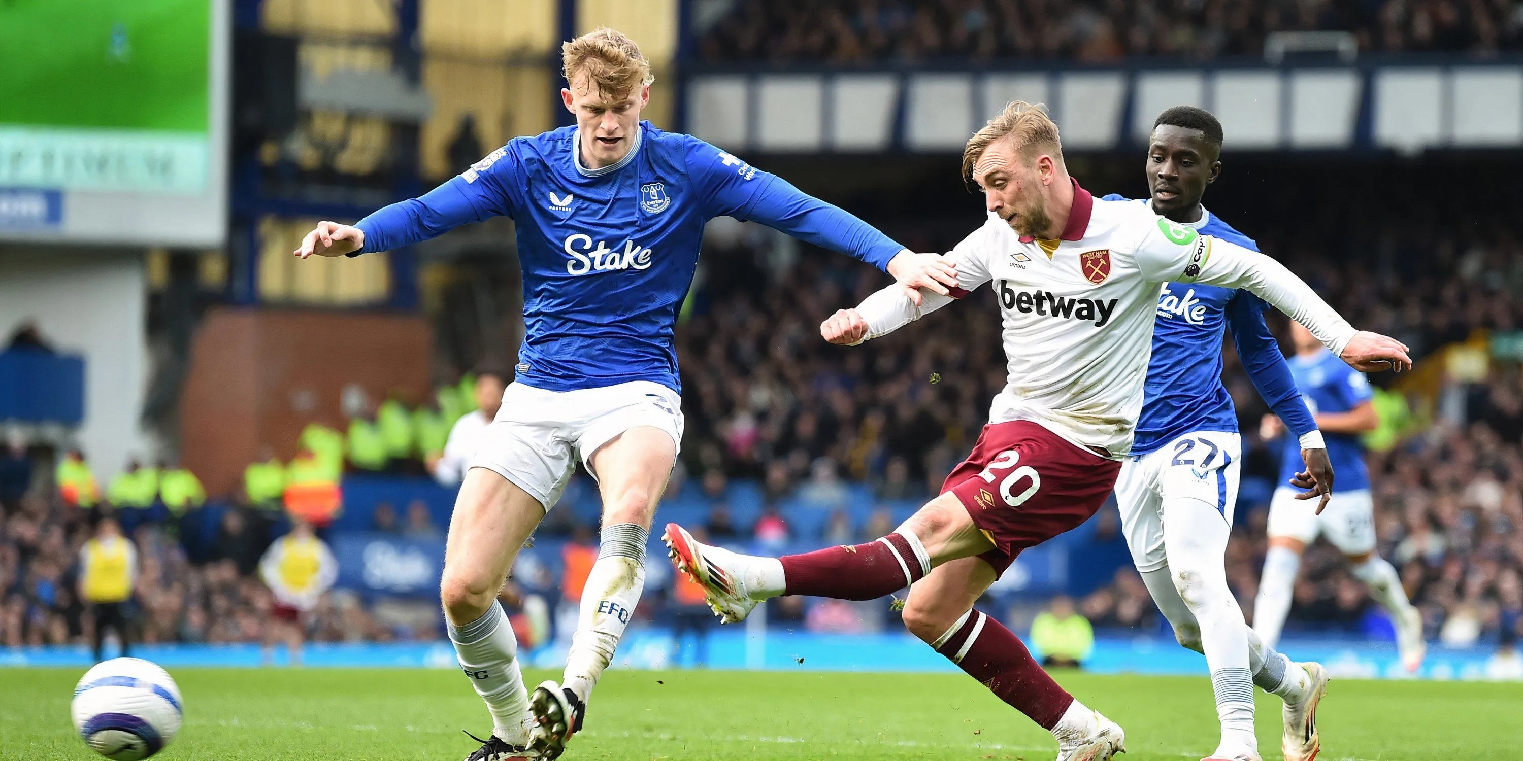 Trung vệ Jarrad Branthwaite của Everton trong một trận đấu tại Premier League