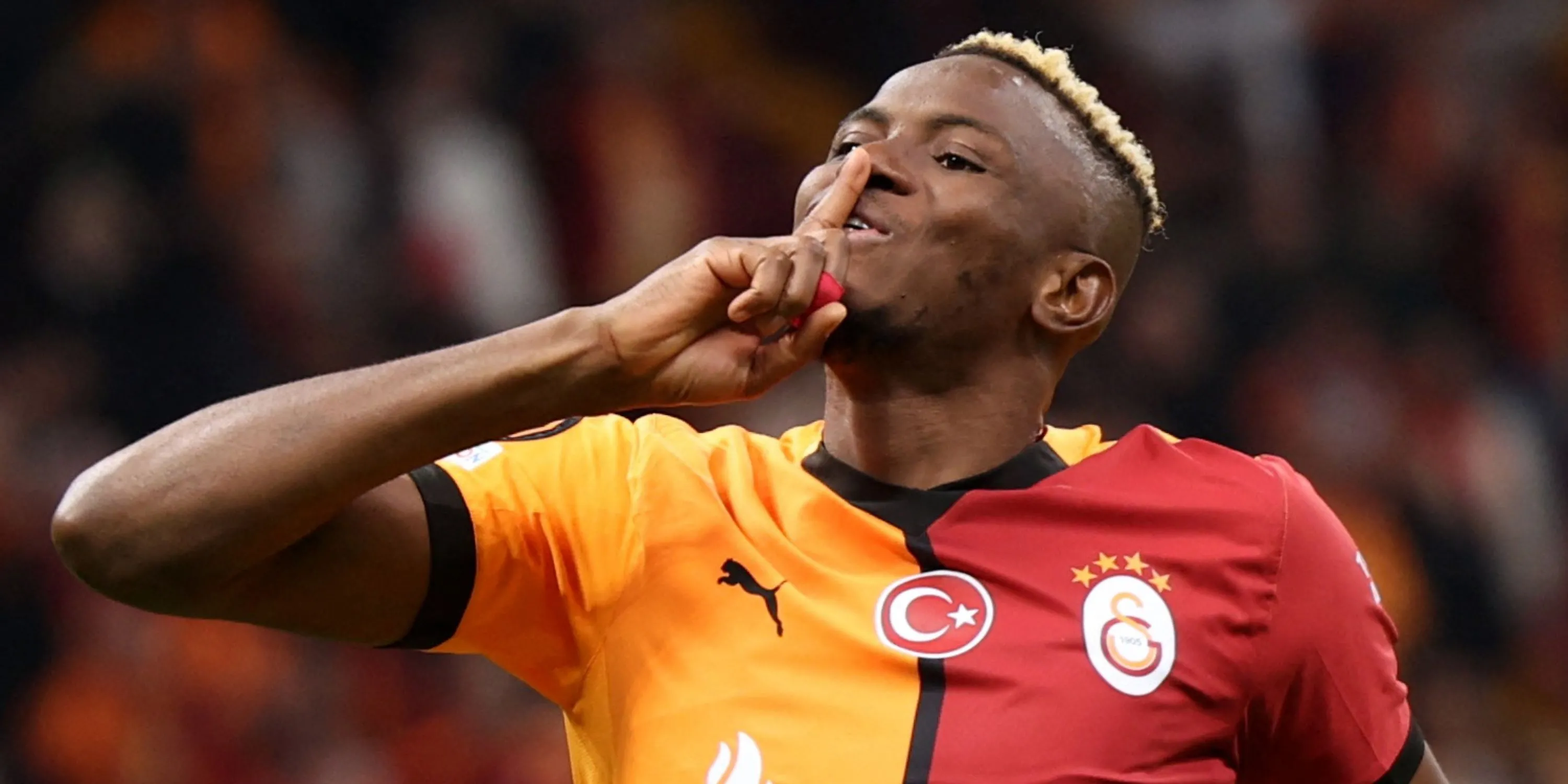 Victor Osimhen đeo mặt nạ thi đấu cho Napoli