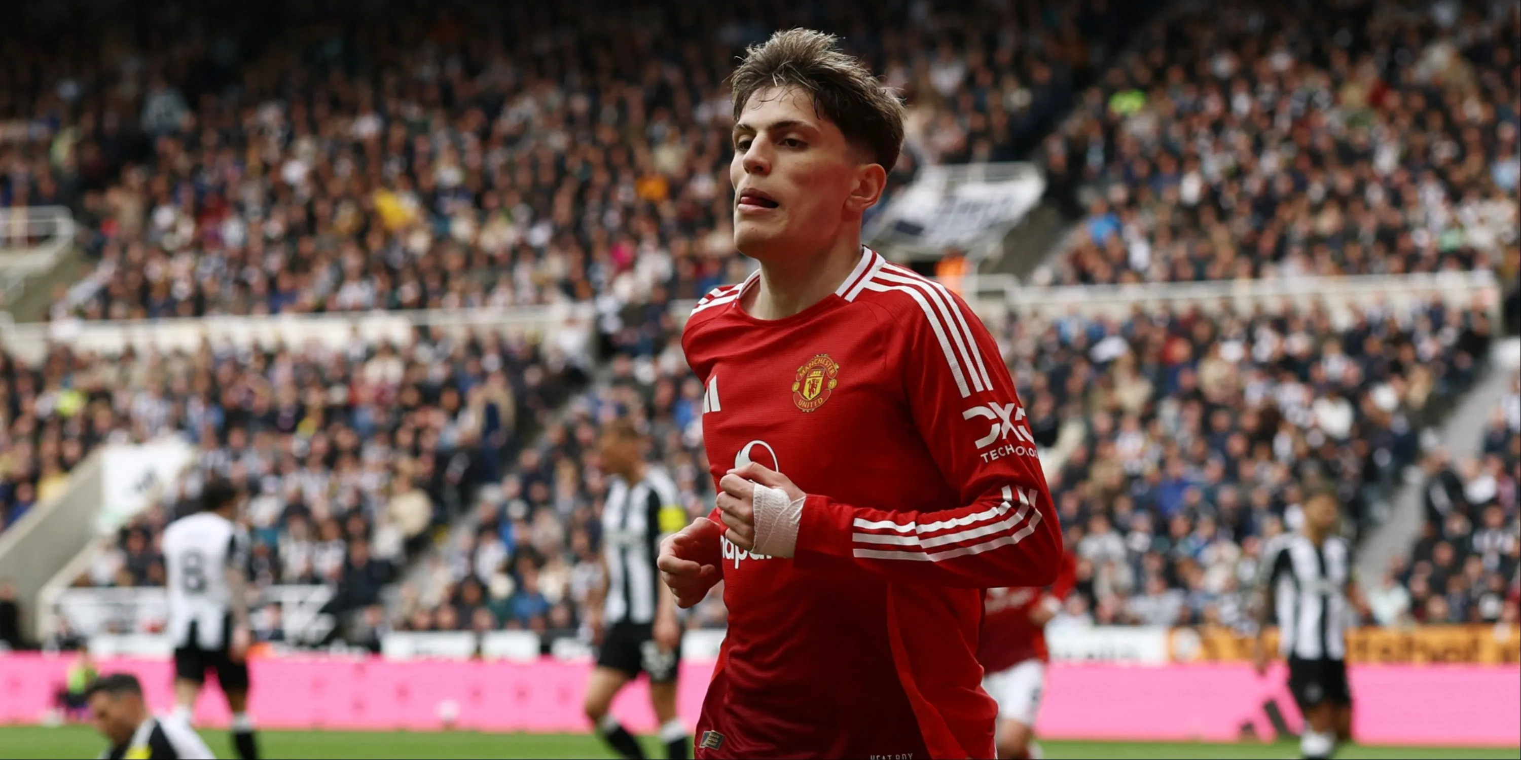 Alejandro Garnacho trong màu áo Manchester United thể hiện kỹ năng cá nhân.