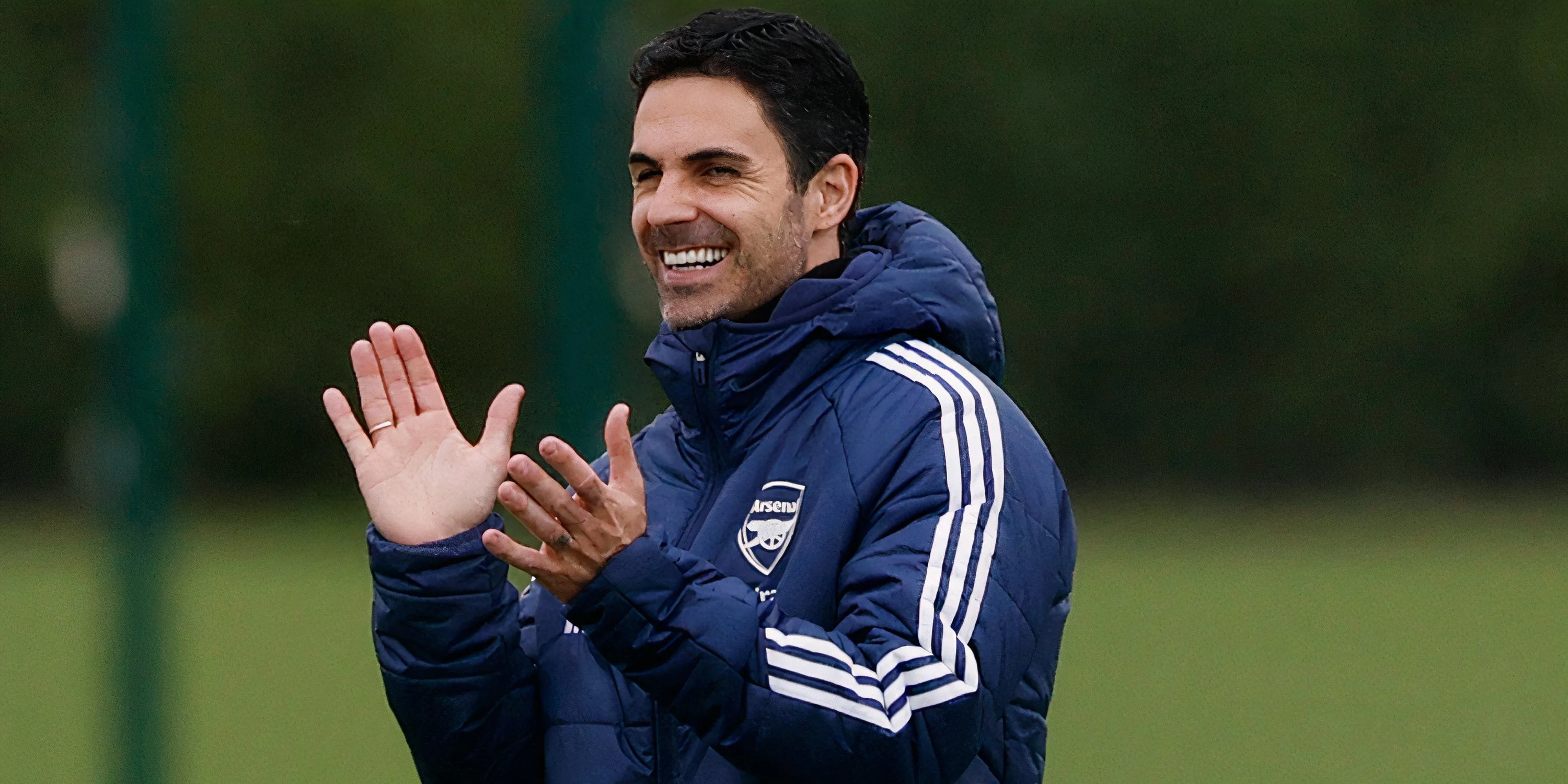 Arteta chỉ đạo các cầu thủ Arsenal trong trận đấu tại Premier League