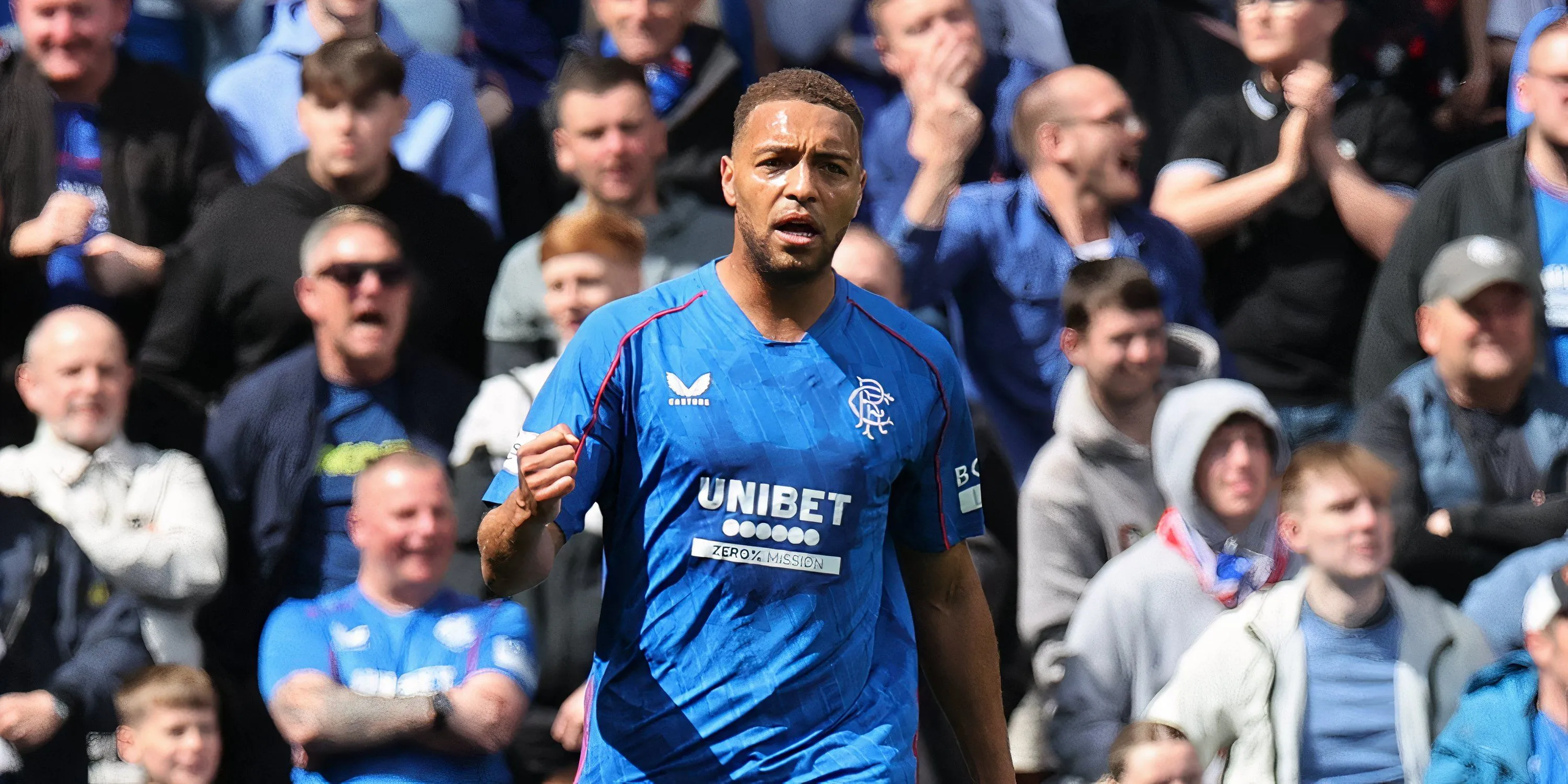 Cyriel Dessers thi đấu trong trận đấu giữa Rangers và Celtic