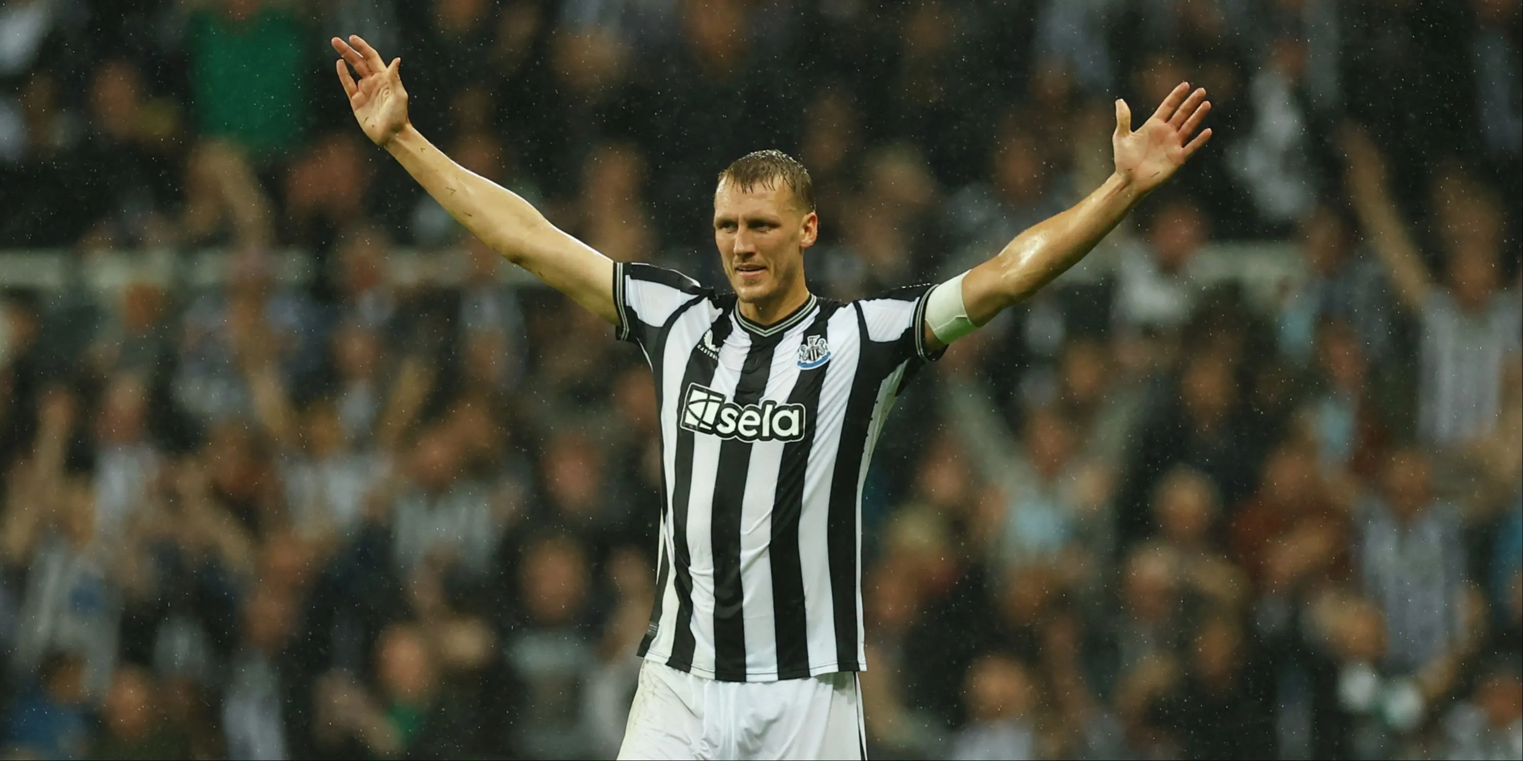 Dan Burn, hậu vệ cao 201cm của Newcastle United, ăn mừng bàn thắng tại Premier League.