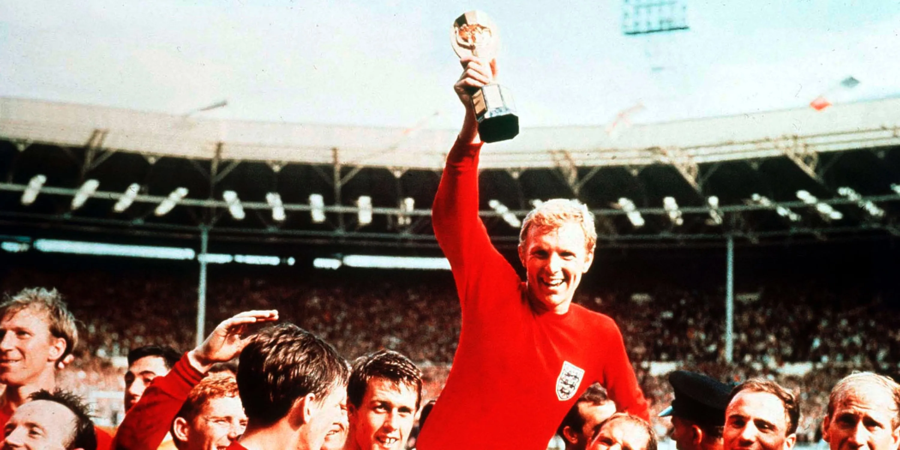 Đội trưởng World Cup 1966 Bobby Moore, trung vệ được AI đánh giá là vĩ đại nhất lịch sử bóng đá Anh
