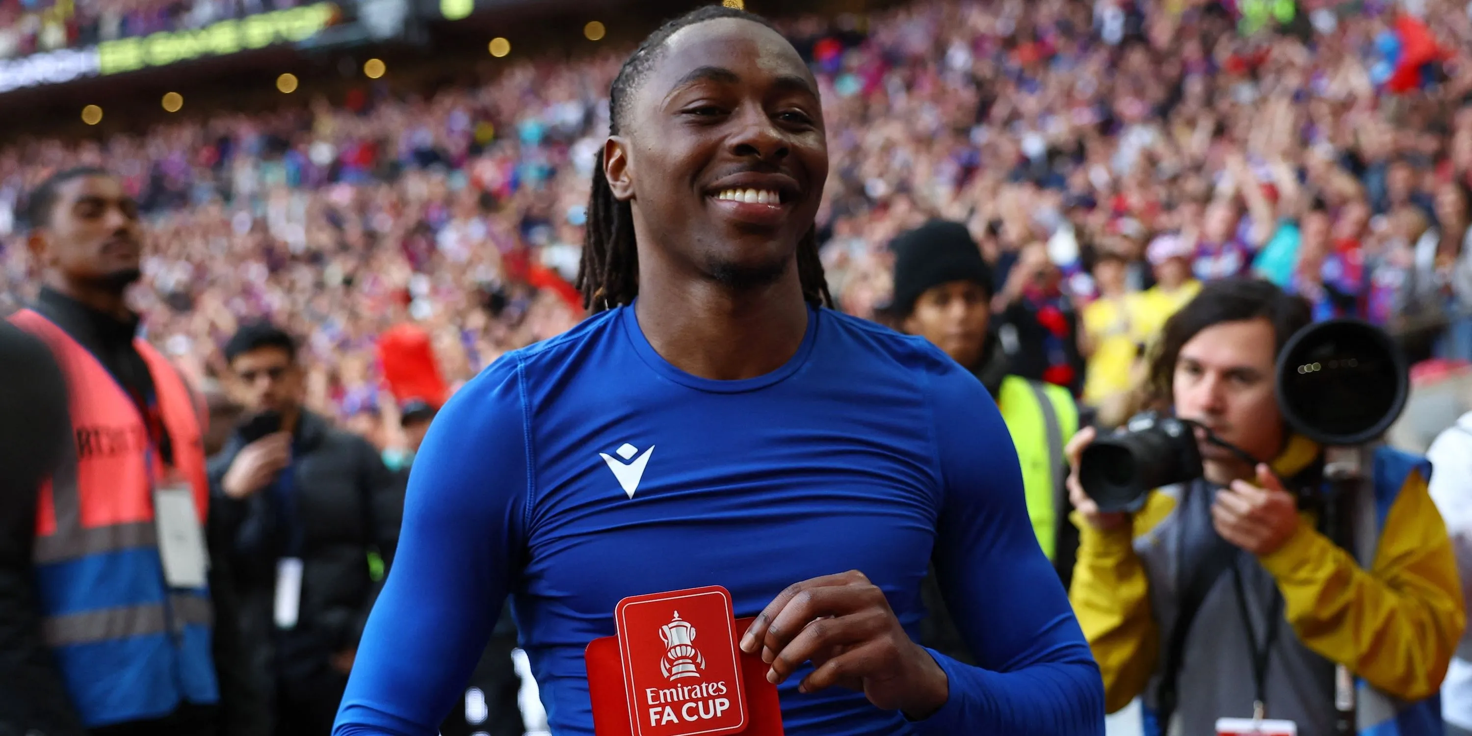 Eberechi Eze, mục tiêu chuyển nhượng của Chelsea, nhận giải Cầu thủ xuất sắc nhất