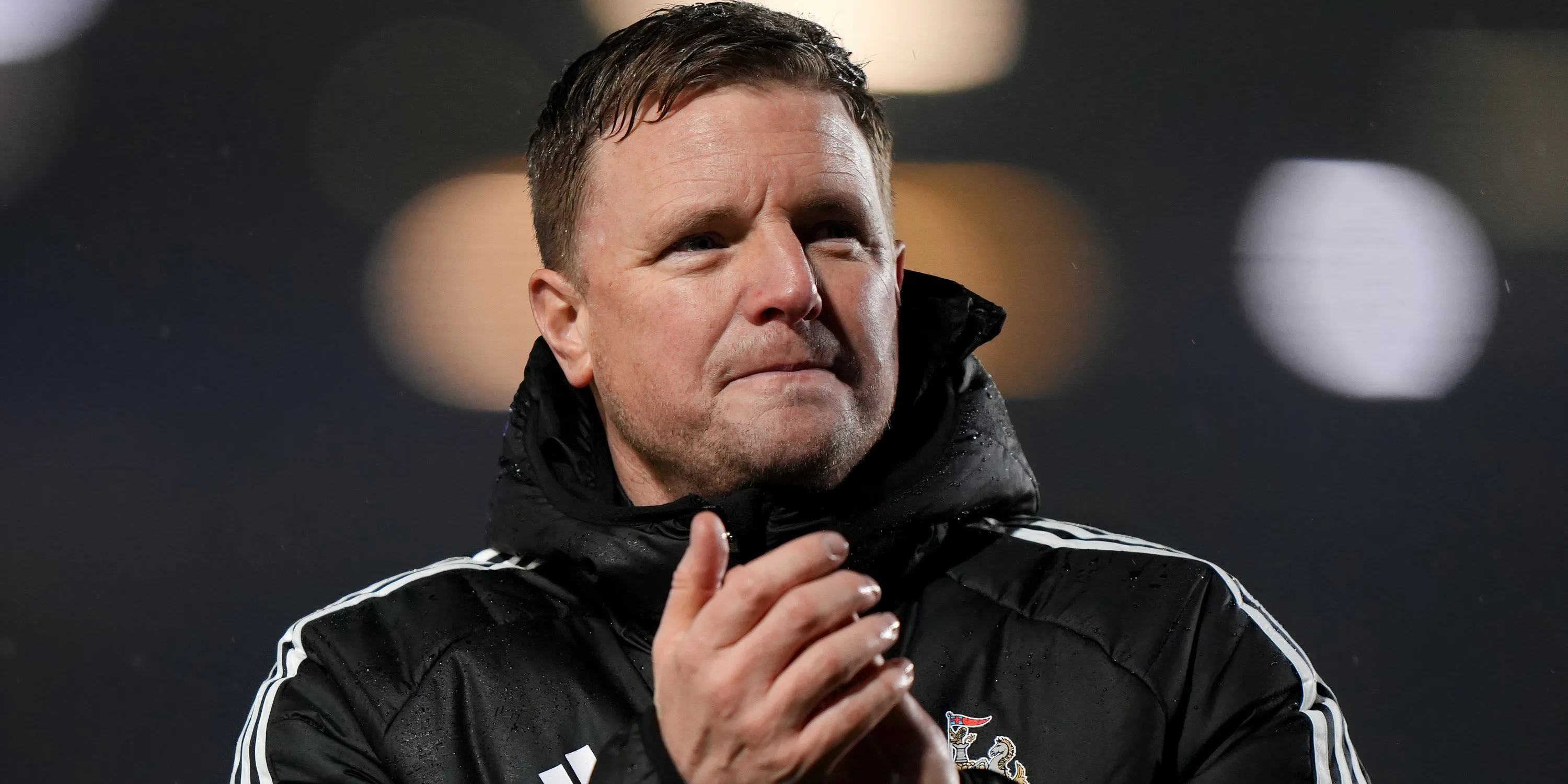 Eddie Howe, HLV trưởng Newcastle United, vẫy chào khán giả
