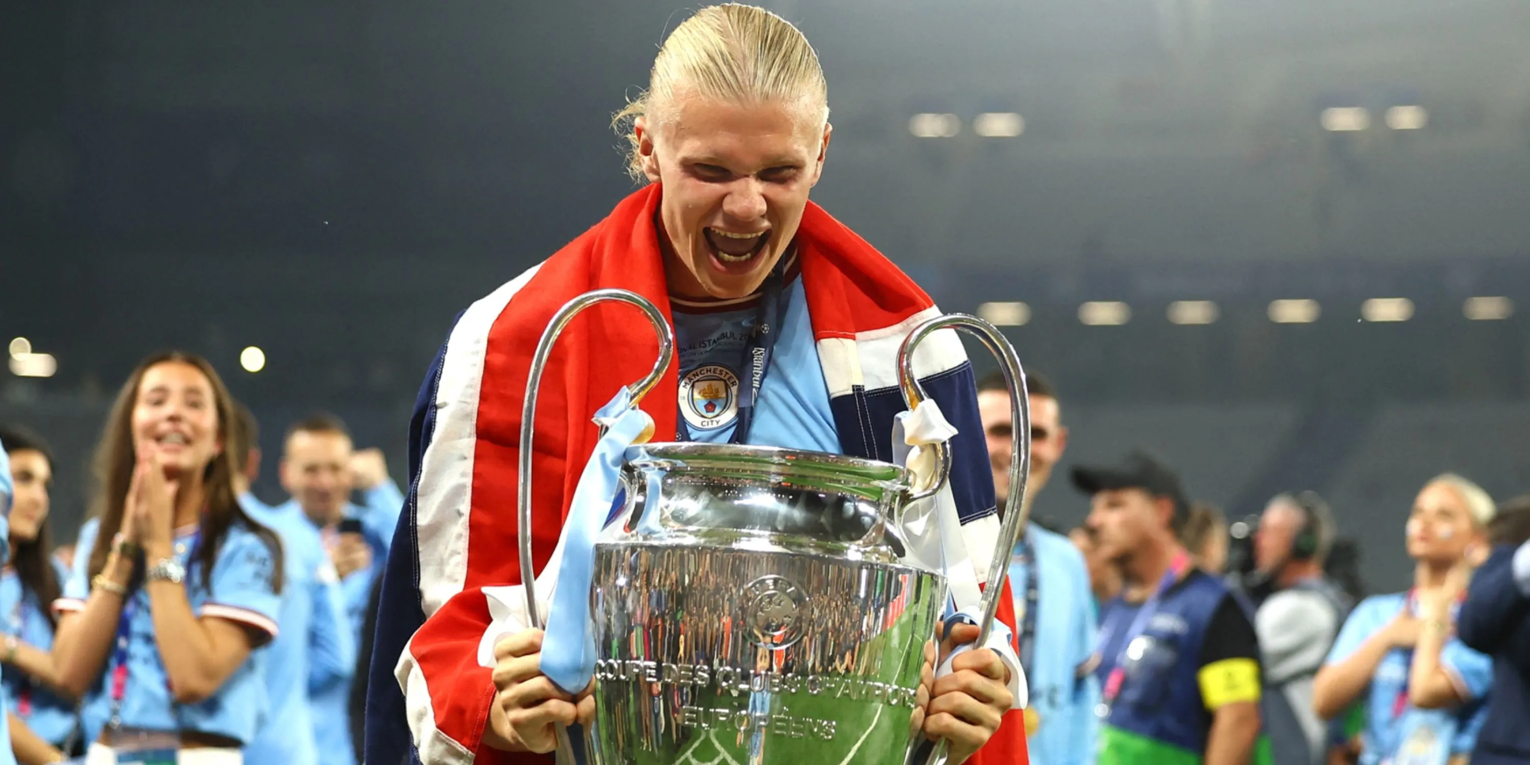 Erling Haaland cùng chiếc cúp vô địch Champions League lịch sử của Man City năm 2023