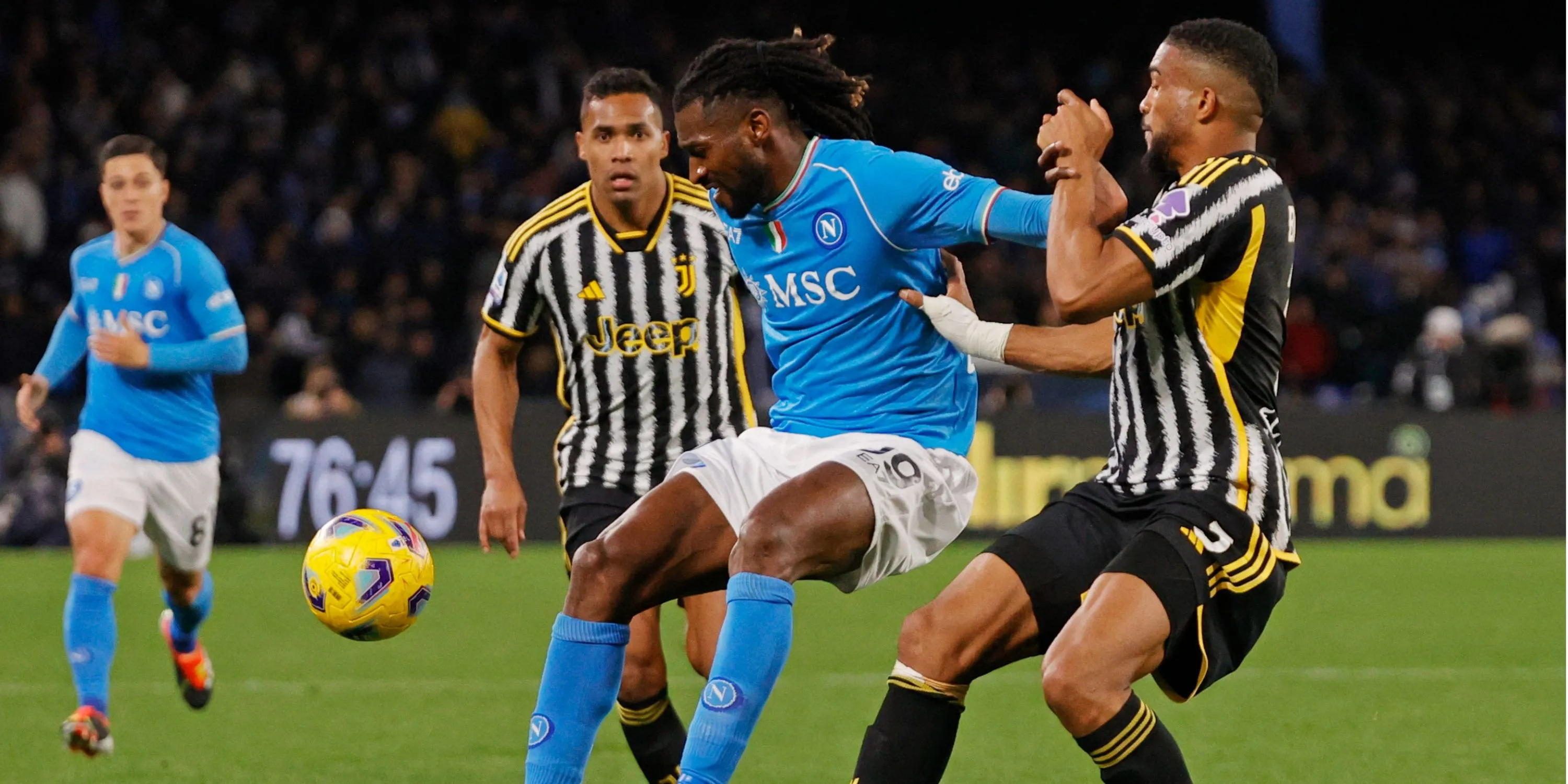 Frank Zambo-Anguissa, tiền vệ trụ cột của Napoli, đang được Sunderland theo đuổi.