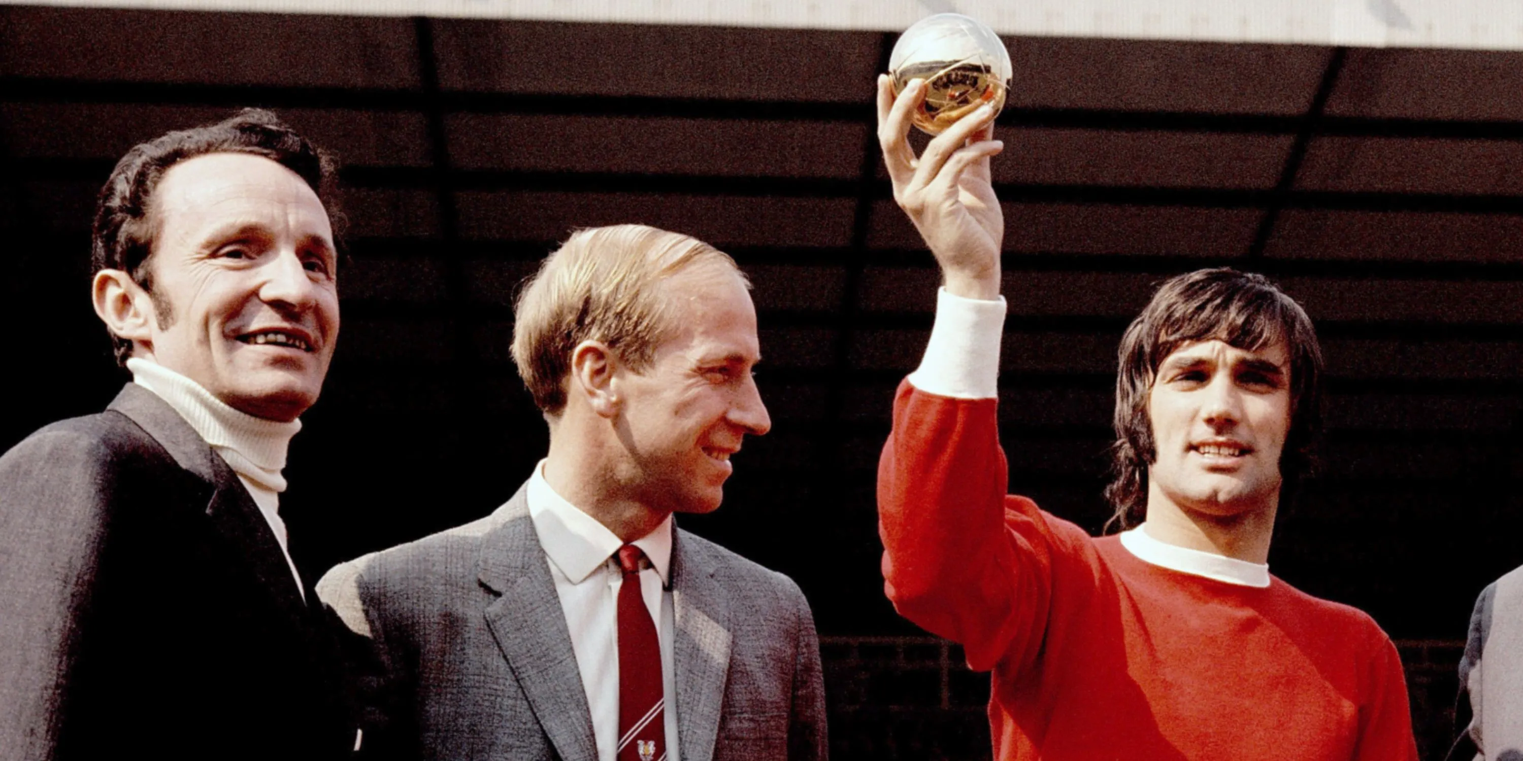 George Best và Bobby Charlton ăn mừng danh hiệu Cầu thủ xuất sắc nhất châu Âu 1968 của Best