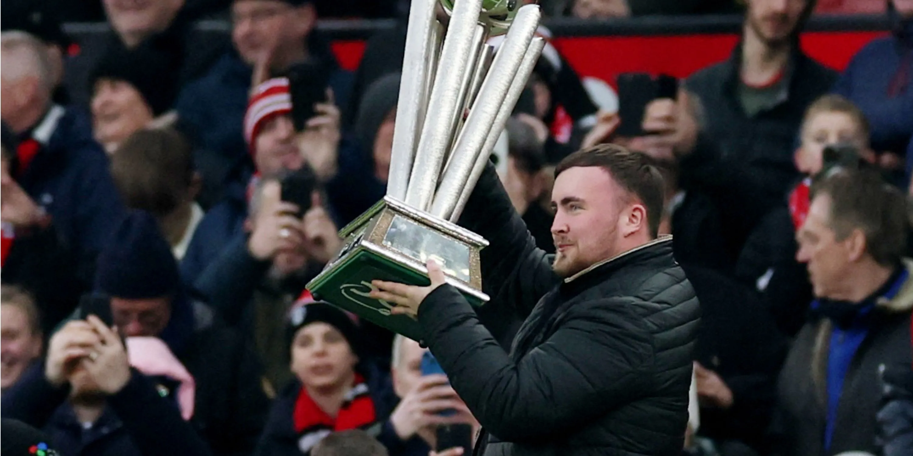 Hiện tượng darts Luke Littler thể hiện tình yêu với Man Utd