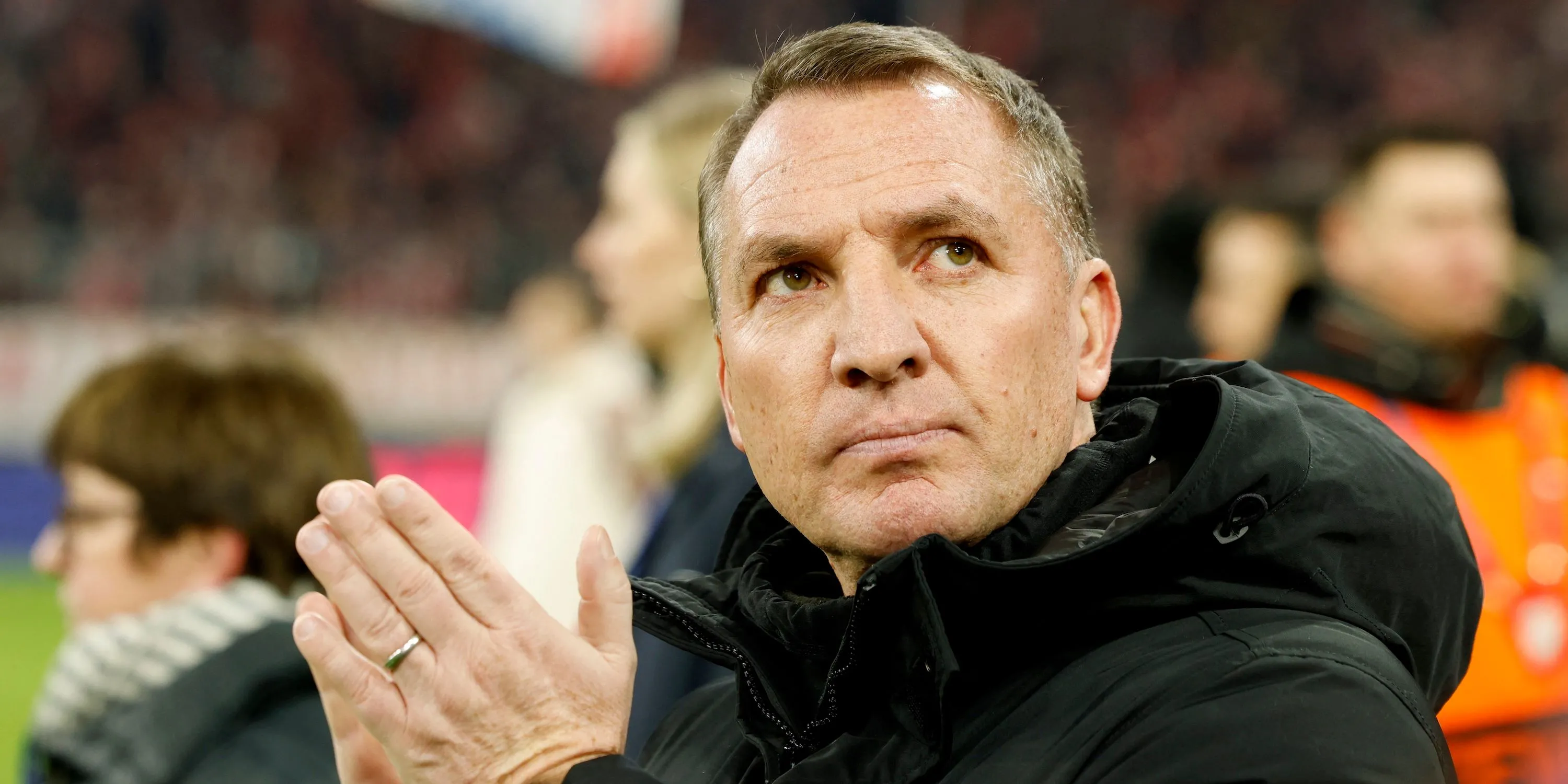 HLV Brendan Rodgers của Celtic đứng trầm tư trước trận đấu