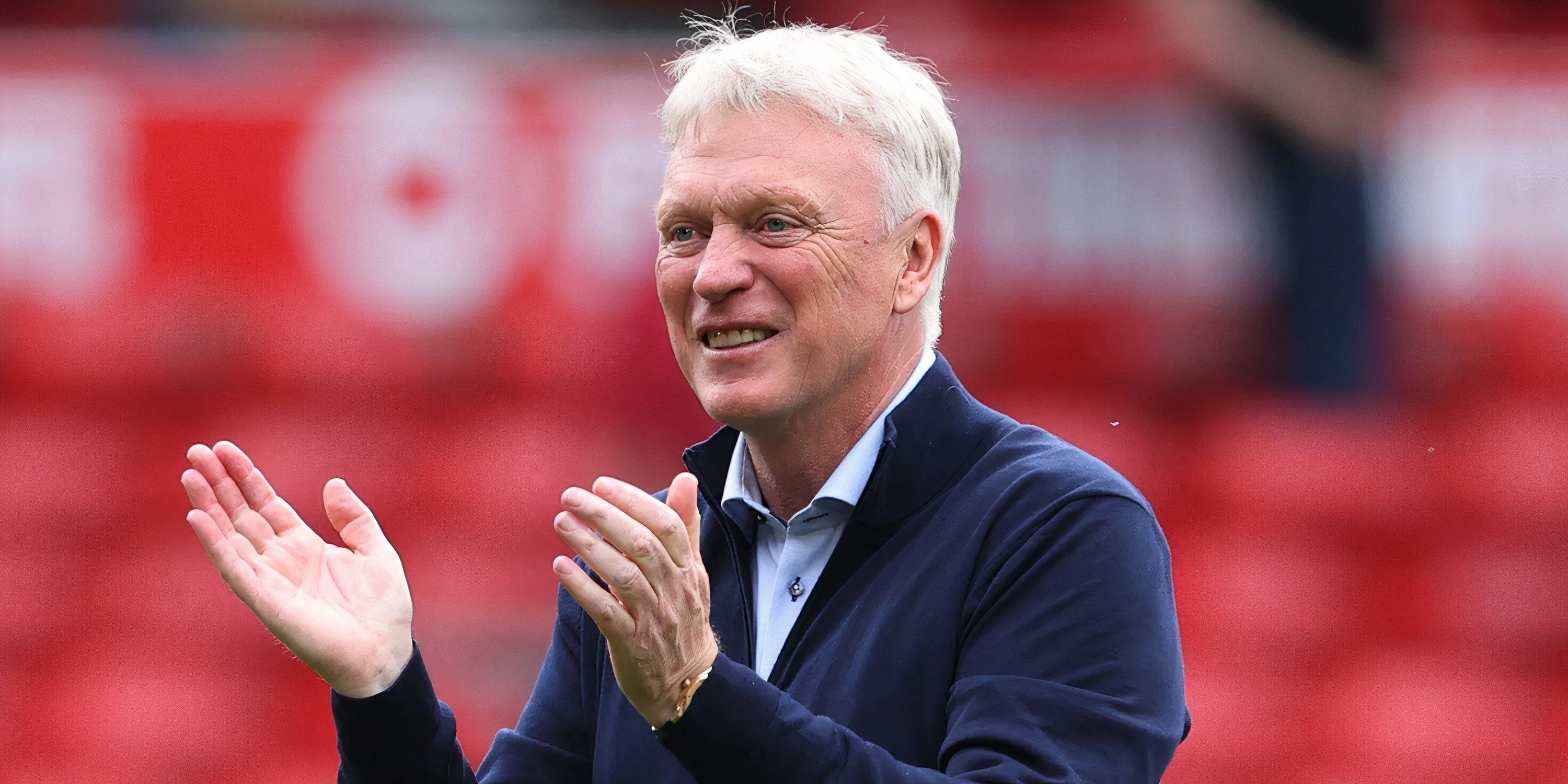 HLV David Moyes của Everton chỉ đạo trên sân