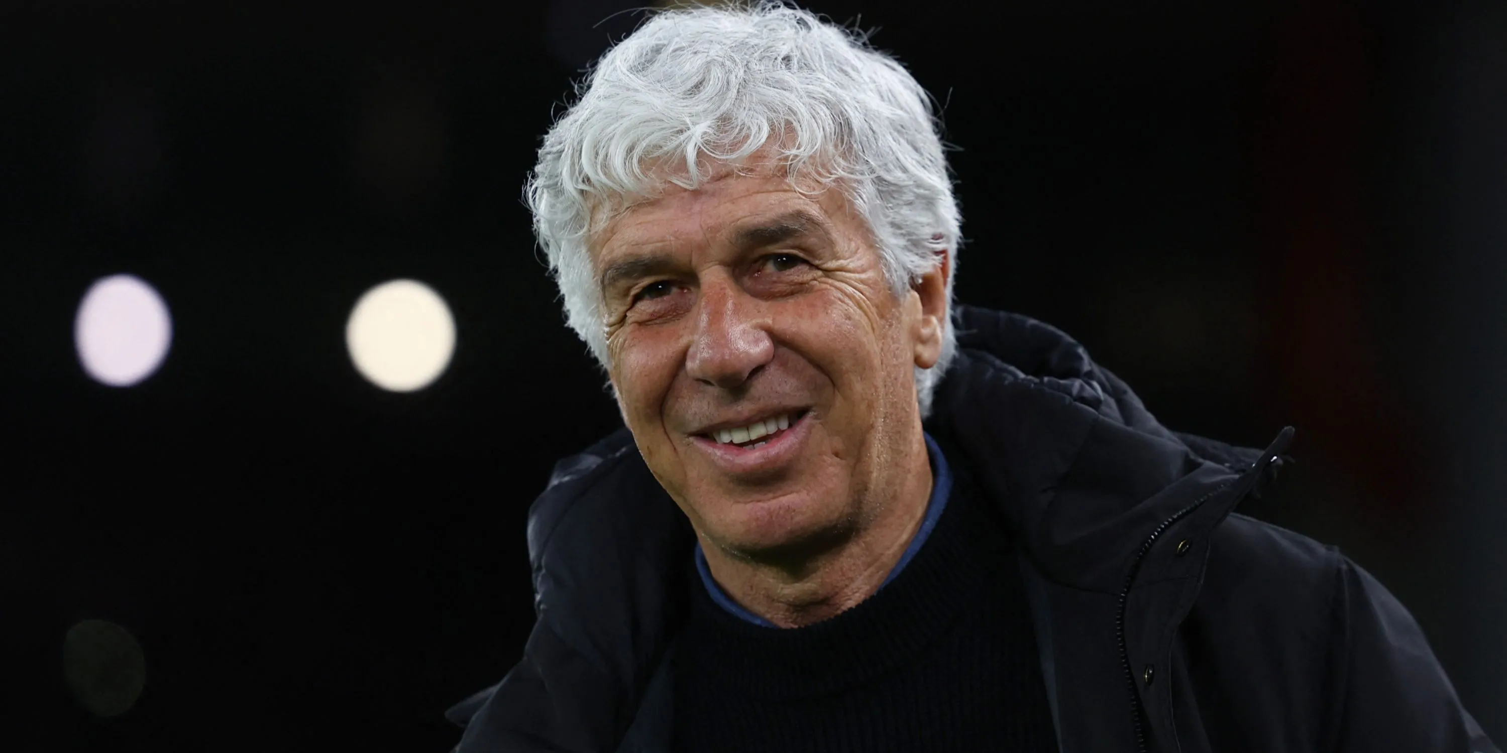 HLV Gian Piero Gasperini mỉm cười trên sân cỏ