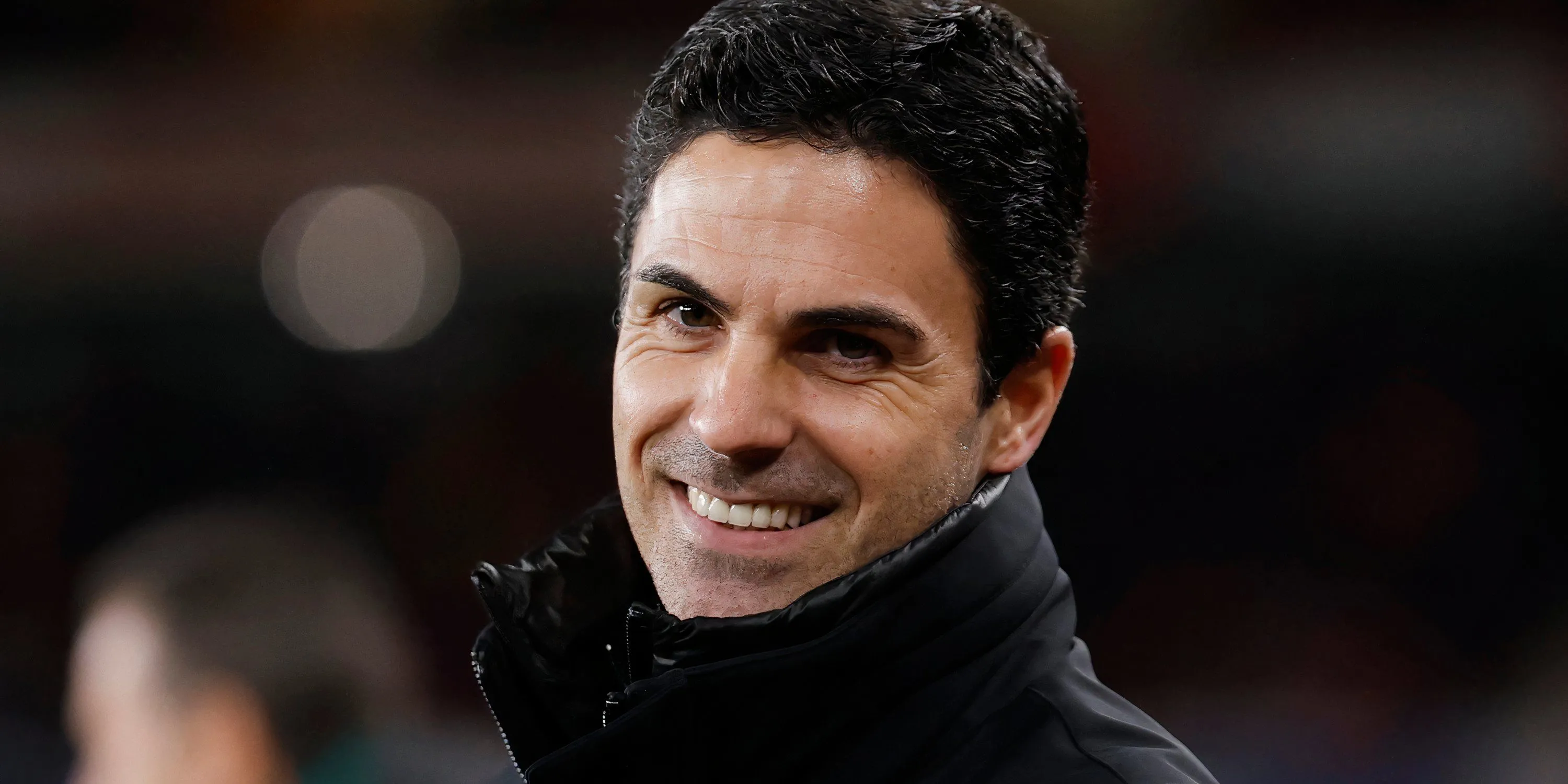 HLV Mikel Arteta đang chỉ đạo chiến thuật cho Arsenal