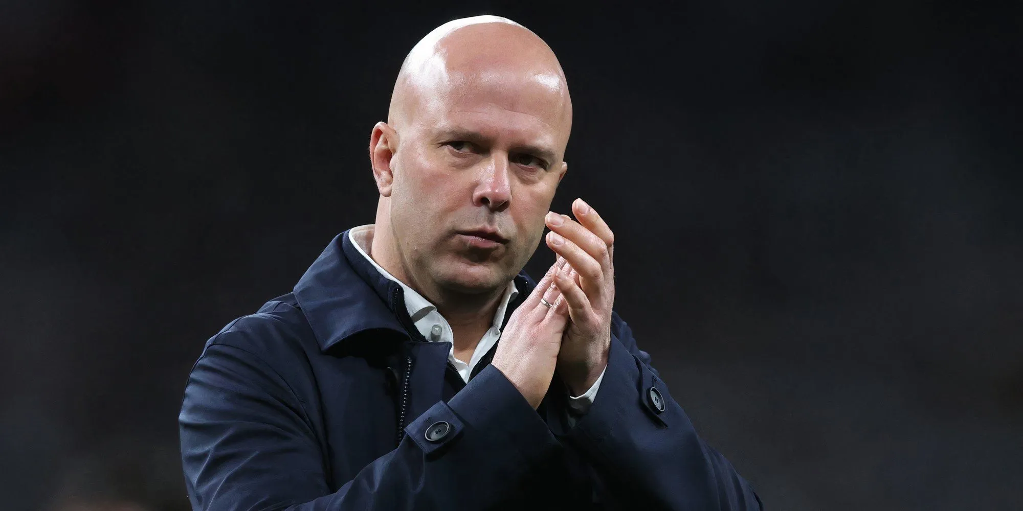 Huấn luyện viên Arne Slot của Liverpool vỗ tay, biểu tượng cho định hướng tương lai của câu lạc bộ