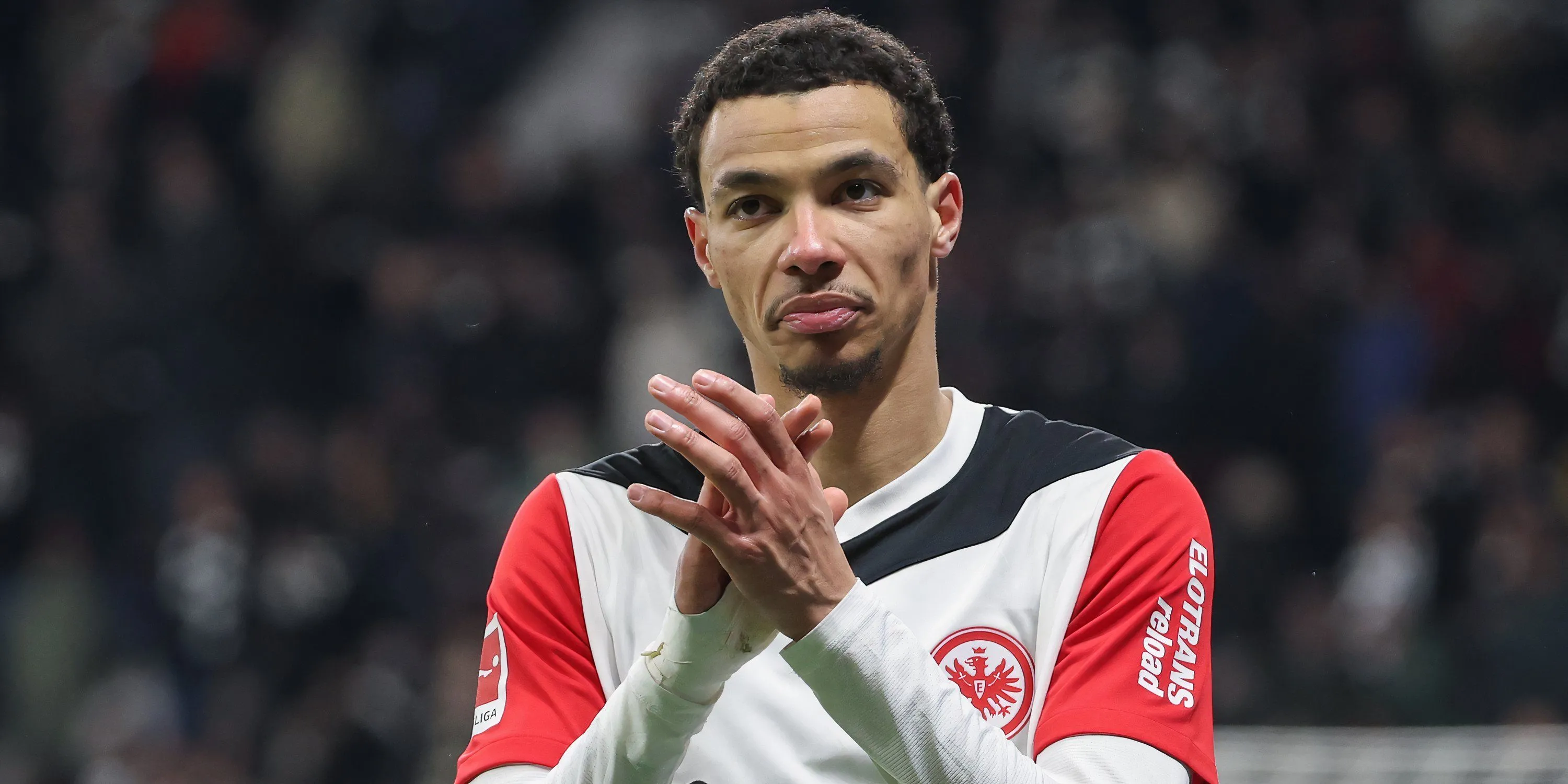 Hugo Ekitike vỗ tay tri ân người hâm mộ Eintracht Frankfurt, cho thấy khả năng liên kết và kiến tạo