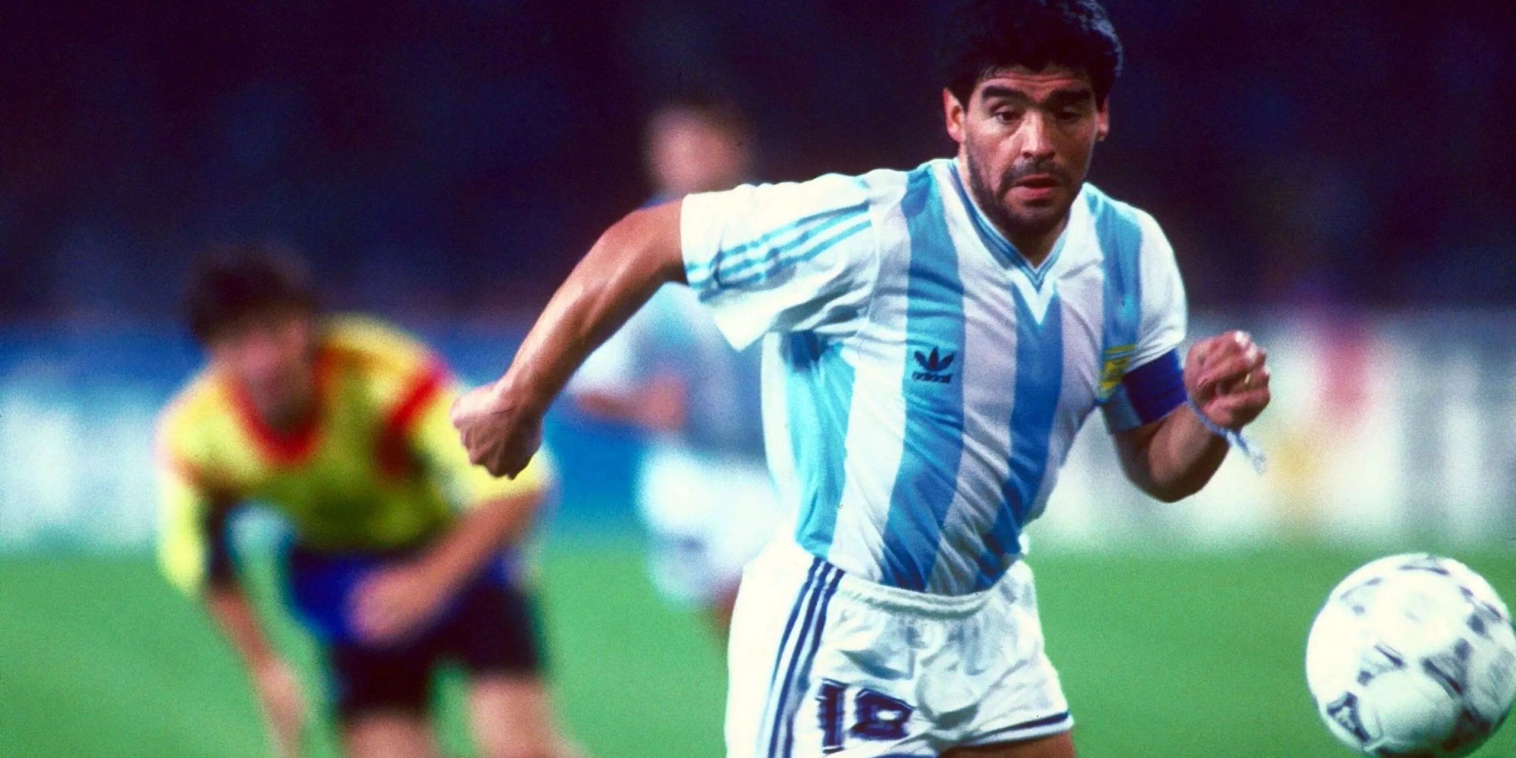 Huyền thoại Diego Maradona với ánh mắt đầy suy tư.