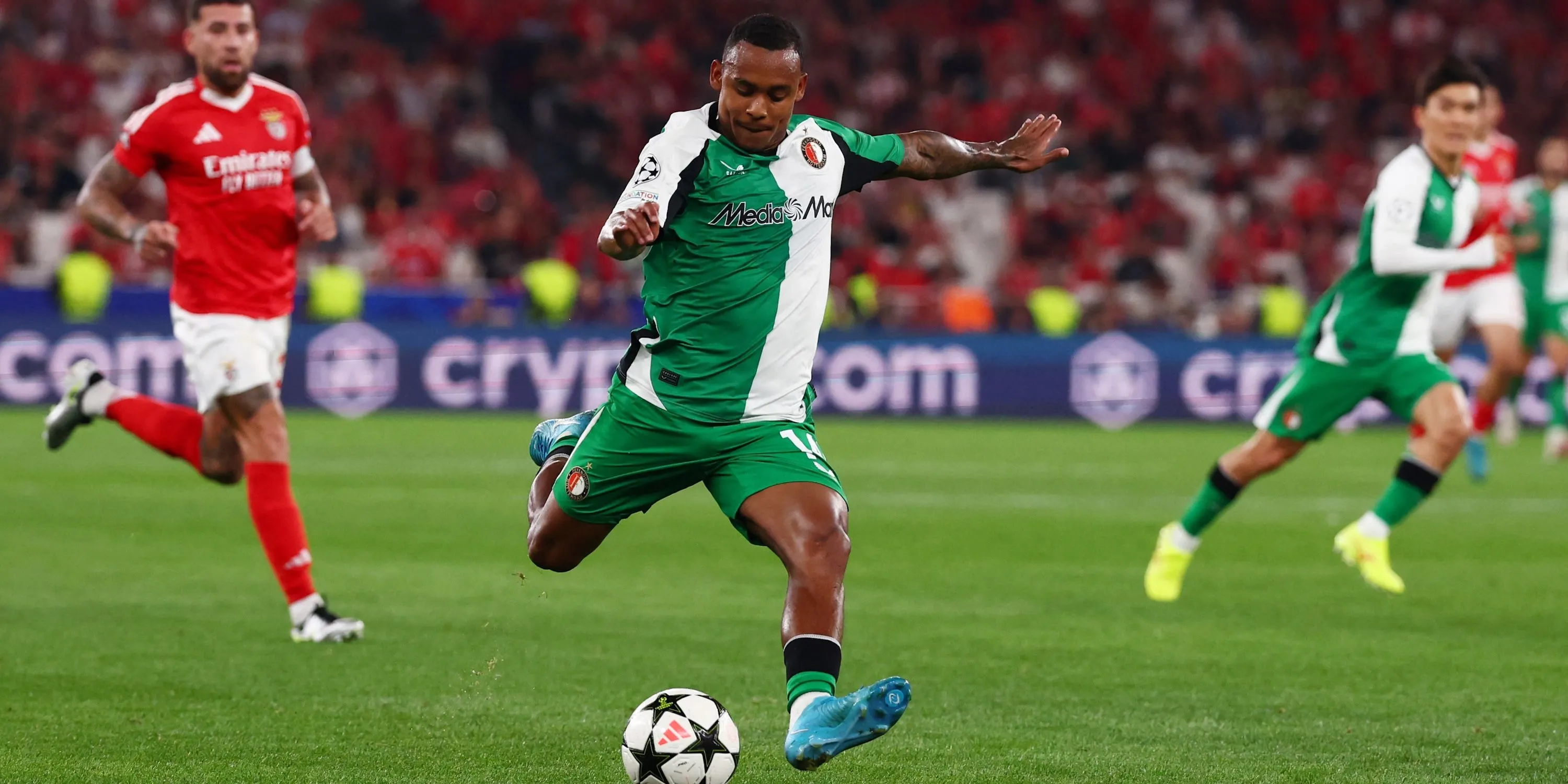 Igor Paixao, tiền đạo của Feyenoord, trong một pha dứt điểm, thể hiện kỹ năng ghi bàn ấn tượng.