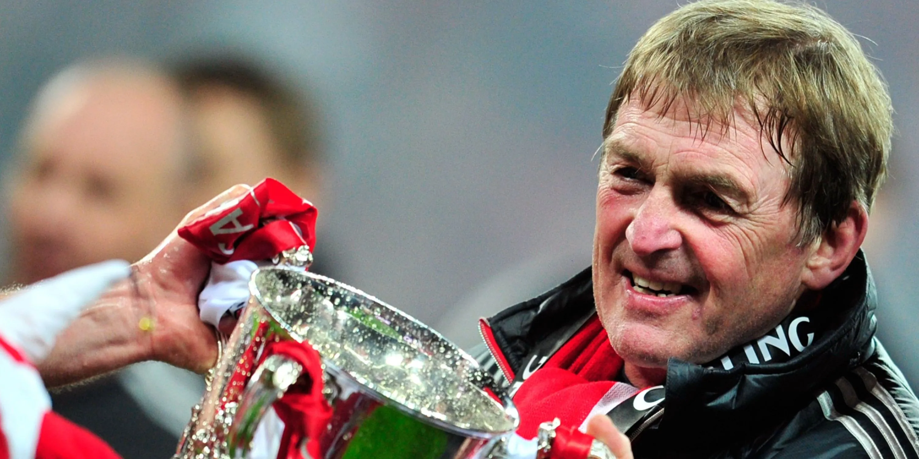 Kenny Dalglish nâng cao Cúp EFL trong màu áo Liverpool